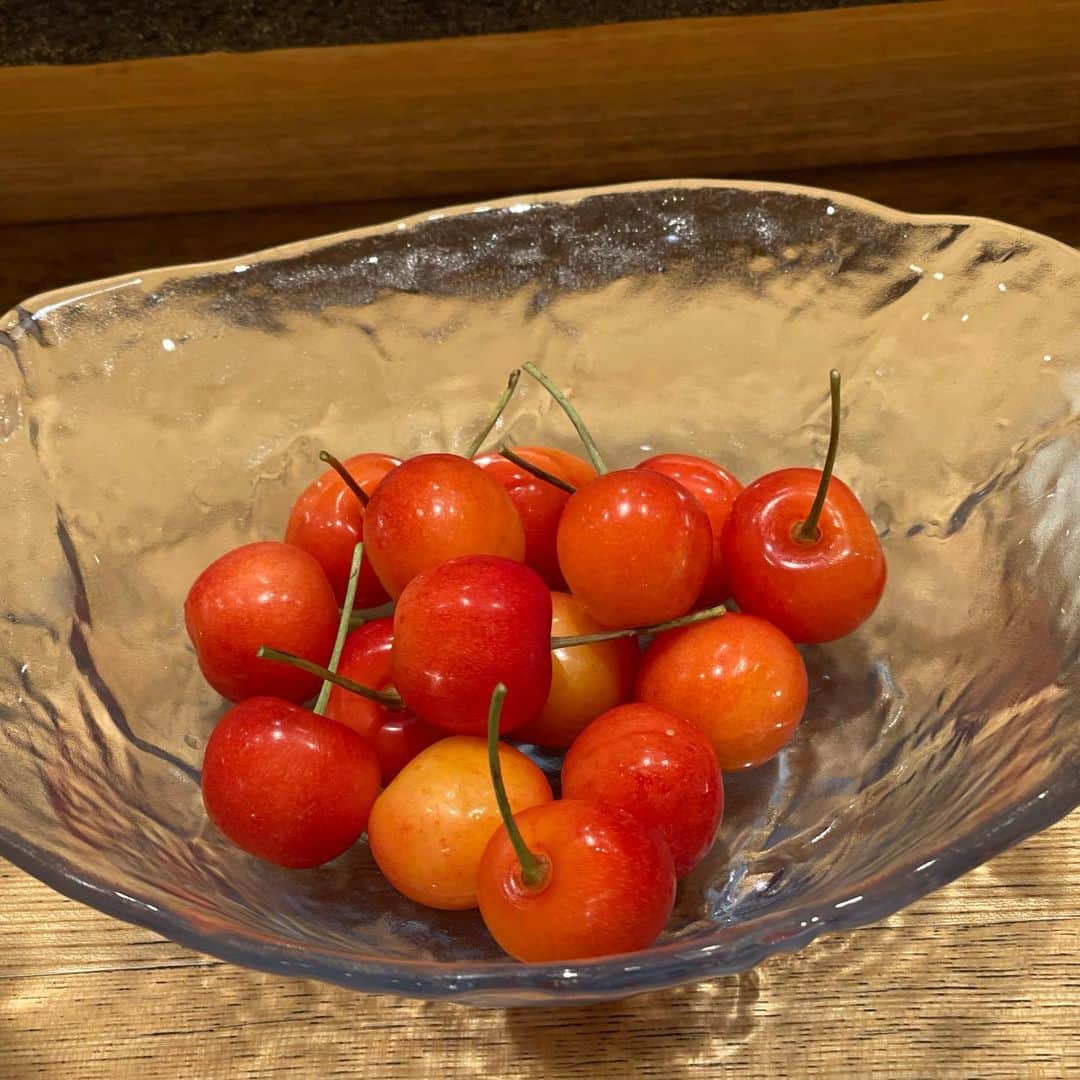 のインスタグラム：「さくらんぼって贅沢な気分になるよね。 お酒は八仙なんだけどちょっと変わったラベル。 かき揚げ、きんきの煮付け。」