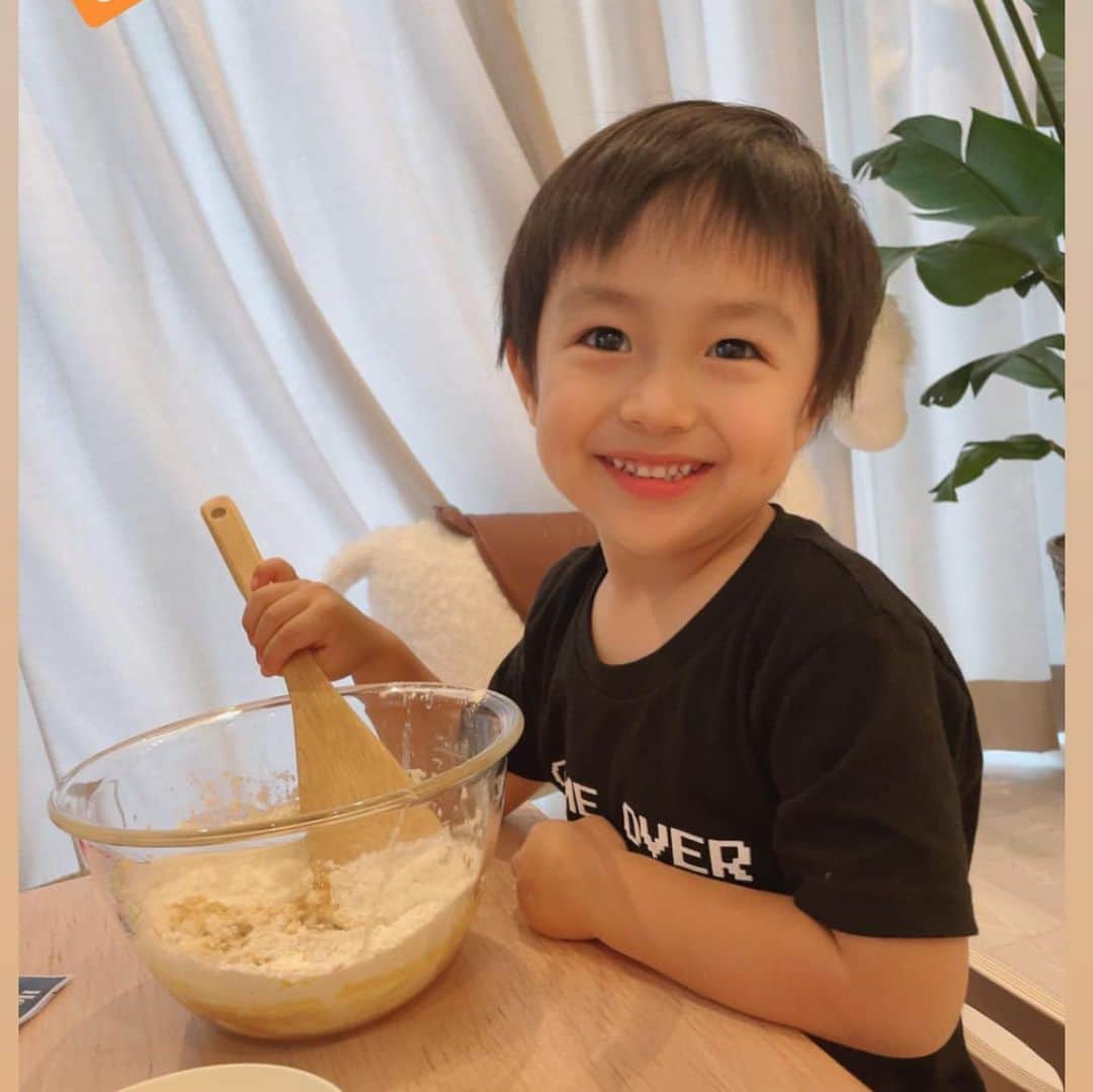 アレクサンダーのインスタグラム：「お料理中だよ❤️ おちび^_^」