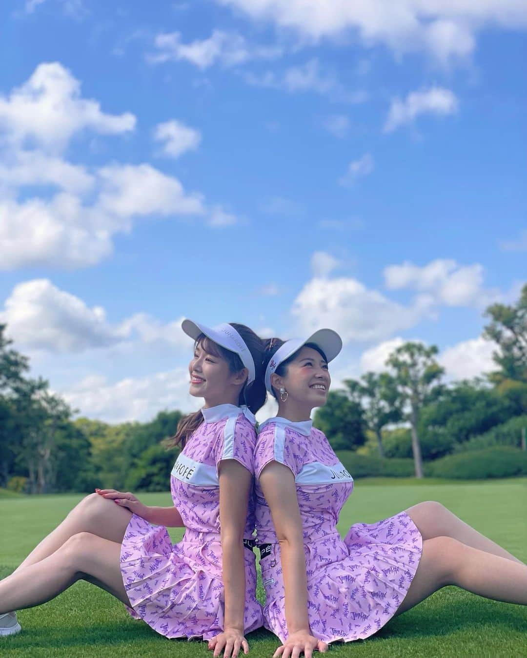 のインスタグラム：「今日も雨でゴルフ中止だし(  ᵒ̴̶̷̥́ _ᵒ̴̶̷̣̥̀ ) 悲しみ☔️  ってことで今日のお昼はなに食べよっかな〜🤗  @junandrope 双子コーデ🦩✨ 腰のロゴと首元のリボンがポイントで、後ろ姿まで可愛いウェアだよ❣️  #ガチゴルフ女子 #ゴルフ女子 #ゴルフバカ #ゴルフファッション #ゴルフウェア #ゴルフ女子コーデ  #ジュンロペコーデ #ジュンアンドロペ #ジュンロペ #junandrope」