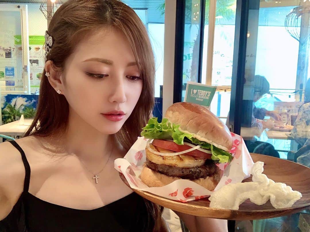 加賀美早紀のインスタグラム：「ランチにteddy's burgerへ🍔 Hawaiiで食べて美味しくて 日本にできたって聞いたから 来てみたよ😋 たーだ、 軽くて日本人向けになってるっぽ🥺 (特に女の子向けかもね✨) パイン入りにしたよ🍍🌺 残念ながら焼き方は選べず ハンバーガー好き ⁡ #ランチ #ハンバーガー #🍔」