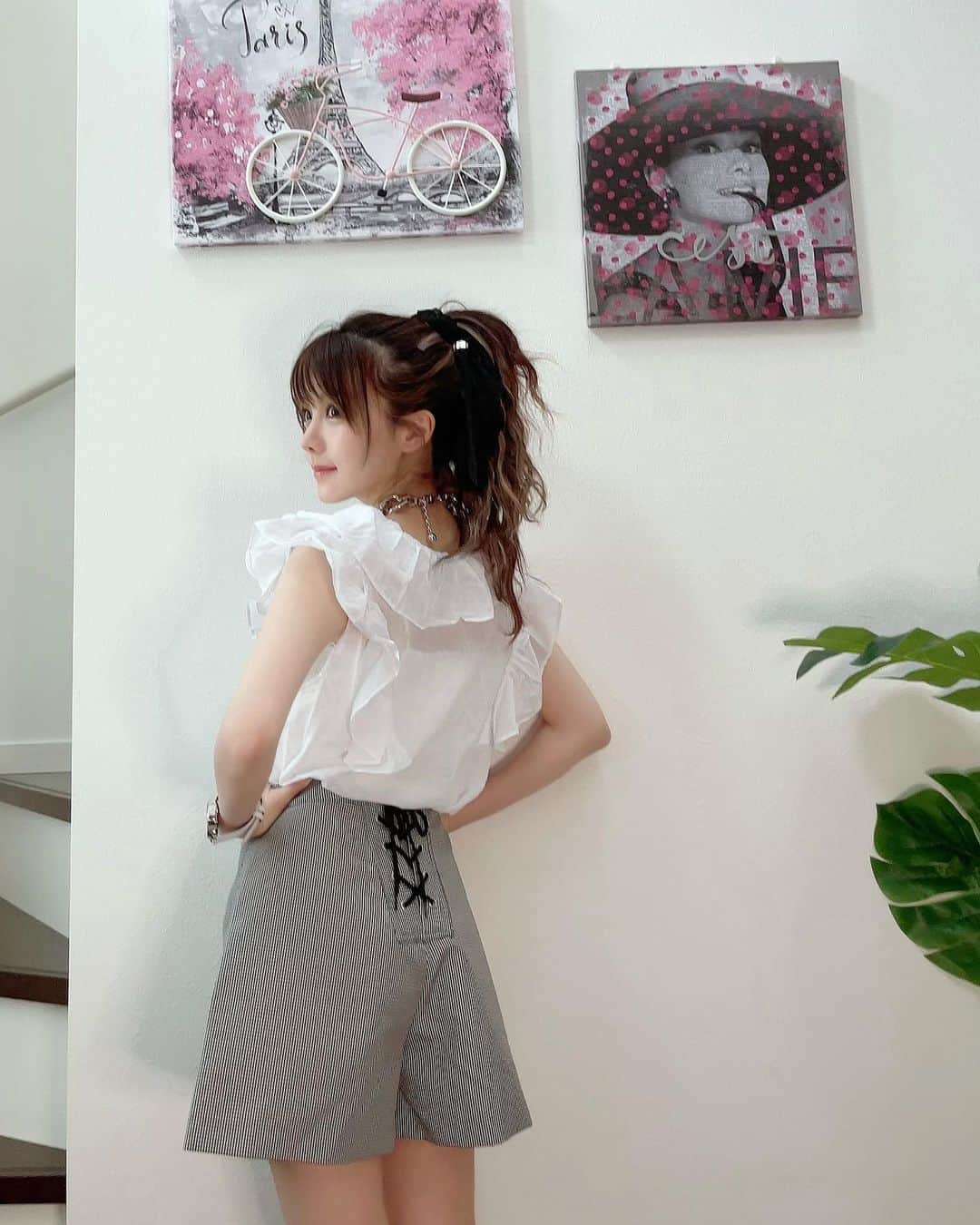 のインスタグラム：「. 暑くなってきたら白着たくなる🤍  そして人の足が好きなシンバ😺(3枚目) 手で触ると逃げるのに足で触ると ニャーニャーゴロゴロしてくれます♡ なんで？笑 ・‥…━━━☞・‥…━━━☞ #れーなこーで #グレイル #今日のシンバ #スコティッシュフォールド  #GRL #photo #Instagram #instagramjapan」