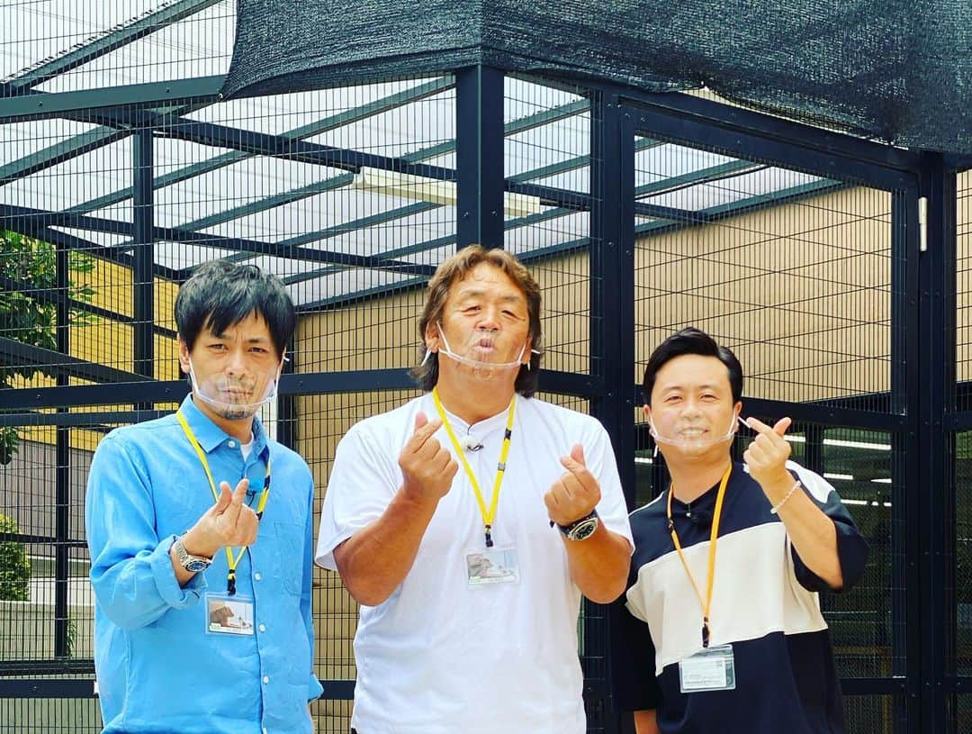 井上聡のインスタグラム：「約1年ぶりにBSフジの「次課・長州の力旅」のロケを行いました。 今回もいろんなマニアの先生達からその世界の事を学んできました。 相変わらず力さんは物事全てをアンドレと比較して考えてしまい、結局はアンドレが凄いということで話がまとまります。 マニアックな世界の事とアンドレの凄さが知れる番組は他にありませんので気になる方は是非ご覧になってみてくださいませ。  ここから長い余談ですが、ロケバスで待機している時に目の前にパン屋さんがあったので夜ご飯にと思い買ってバスに戻ると力さんから  「井上くん、もしかしてパン買ってきたの？独身はこういう合間にパンを買うよね〜。」  と、突然言われました。なんのデータをもとに仰っているかはわかりませんが、そういう事らしいです。そして力さんは  「もしかしてアンパンとかクリームパンとか甘いやつ買ったの？もし買ってたらもう引き返せないよ！！終わりだよ！独身は安らぎや温もりをアンパンの甘味で補おうとするんだよ、そこに満足したらもうずっと独身だよ！オレは心配だよ。」  と切れ間なく一息で長い謎の宣告も受けました。めちゃくちゃで聞いたこともない説ですが、なぜか説得力があります。しかし残念ながら僕はクリームパンを買っていたので正直に力さんに伝えると、「あ、終わりだな」とすごく落胆し、その後ロケが終わるまで「井上くんは甘いアンパンを独りで食べるんだろ？暗い部屋で」と事あるごとに言われ続けましたので、今後はなるべくアンパンは控えたいと思います。  #bsふじ #次課長州の力旅 #長州力さん #ロケ終わりで力さんから行きつけのとんかつ屋さんに連れていってもらいました #力さんはナスの煮浸しが好きらしく、店にあるだけ注文していました。 #力さんが、「僕はジンジャーエールにハマってるからそればかりだよ」とおっしゃるのでこっそり店員さんに力さんと同じものをと頼んだらゴリゴリに濃いハイボールでした。 #ジンジャーエールを知らないのか？ #食事中も「ここに来なかったら今頃寒くて暗い部屋で独りでアンパン食べてたんだろ？」と言われ続けました #ずっとアンパンで話が進んでますが、オレが買ったのはクリームパンだ！ #翌朝僕を心配してくれたのか力さんから「大丈夫か？」と優しいLINEが届きましたが、その後に猿が屁をこいている謎のスタンプが添えられていたのでおそらくまったく心配してくれてないのでしょう」