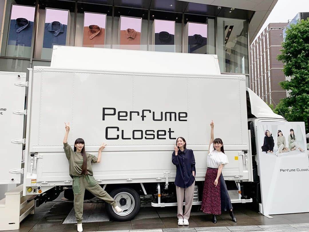 Perfumeさんのインスタグラム写真 - (PerfumeInstagram)「#PerfumeCloset ファッショントラック@渋谷パルコ　 Perfume突撃してきちゃいました！自らお客様に接客もしてきました♪ みなさんとお話しできた素敵なひとときにほっこり😢 お買い上げもありがとうございました✨  渋谷PARCOでは本日20:00までなのでまだトラックを見てない方！お見逃しなく👀✨  Made a surprise visit to Perfume Closet Fashion Truck at SHIBUYA PARCO!!  #prfm」7月4日 15時03分 - prfm_official