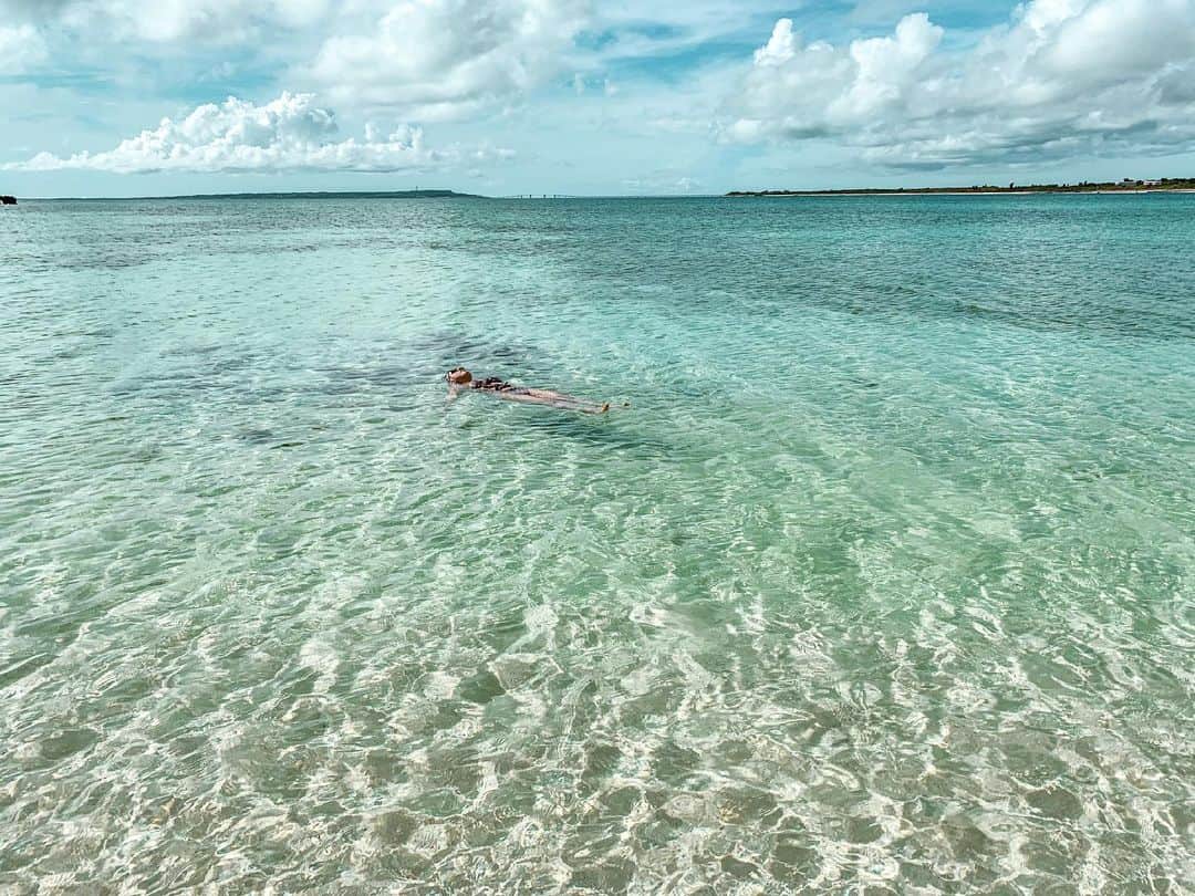 宏実のインスタグラム：「とりあえず浮く🧘‍♀️ また行きたいな🏝  #お気に入りの写真を全部何度もplayback  #戻らない夏見返せば #今しかない時離さない」