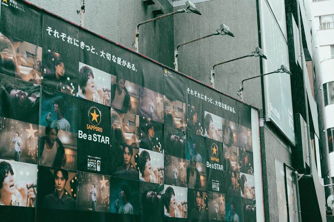 石崎ひゅーいさんのインスタグラム写真 - (石崎ひゅーいInstagram)「渋谷にポスターいっぱい。 見つけたやつ載せておくね。 素敵な作品に参加できてよかったなぁ。七夕の配信リリースも、オンラインライブもよろしくです。 いやぁ、あんなにでかい自分初めて見たよ。乾杯。  #黒ラベル #ブラックスター  photo @pbys_1986」7月4日 17時03分 - huwie_ishizaki