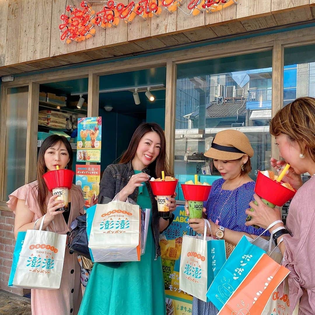 今堀恵理さんのインスタグラム写真 - (今堀恵理Instagram)「みんなで【ポンポンon the モッチャム】を食べに  @pongpong_of 　に😍  これは河原町三条限定。 台湾カステラポンポンを食べながら生タピオカのモッチャムを飲む。一体化した物  お持ち帰りで プリン、抹茶ホワイトチョコのポンポンも  #台湾カステラポンポン #モッチャム京都 #台湾カステラ #京都スイーツ」7月4日 17時14分 - eriimahori