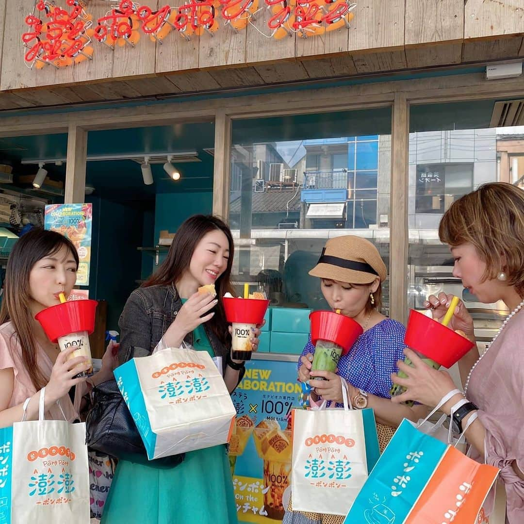 今堀恵理さんのインスタグラム写真 - (今堀恵理Instagram)「みんなで【ポンポンon the モッチャム】を食べに  @pongpong_of 　に😍  これは河原町三条限定。 台湾カステラポンポンを食べながら生タピオカのモッチャムを飲む。一体化した物  お持ち帰りで プリン、抹茶ホワイトチョコのポンポンも  #台湾カステラポンポン #モッチャム京都 #台湾カステラ #京都スイーツ」7月4日 17時14分 - eriimahori