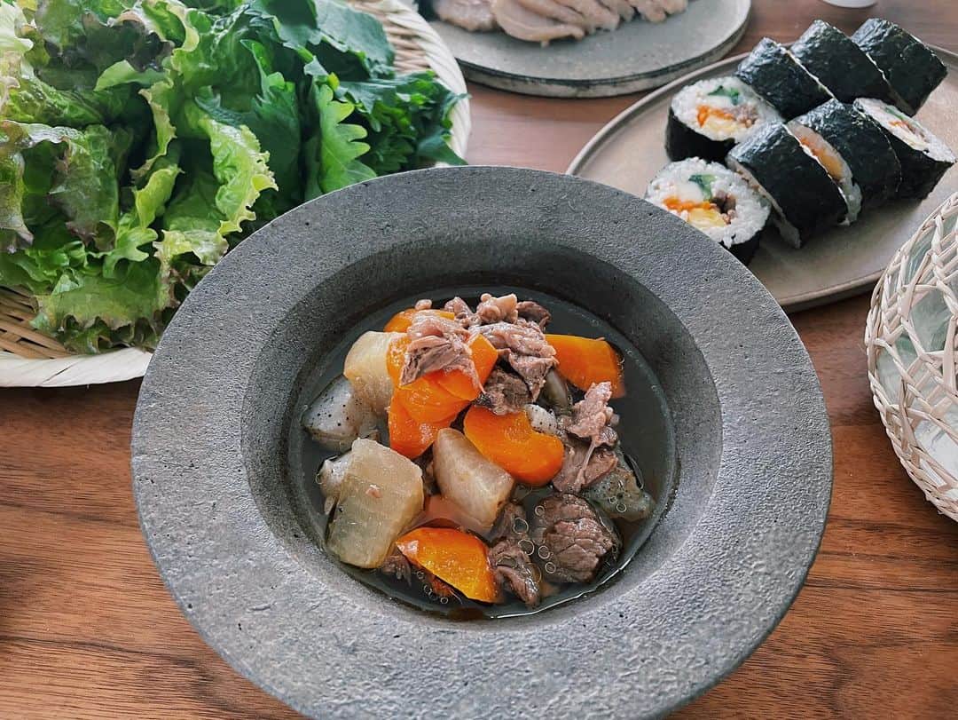 原田沙奈子さんのインスタグラム写真 - (原田沙奈子Instagram)「韓国料理🇰🇷でゆっくりしてる日曜日。  ポッサム、豚ロース焼き（ポッサムのおかわり）、牛すじ煮込み、キンパ、ナムル、ズッキーニのマリネ、きゅうりとラディッシュのザーサイ和え、など。  韓国料理ってお肉と一緒にたくさんお野菜摂れるのが良いね◎  雨が降ったり止んだりしてる日に、 セーラームーン観て、 アナ雪2観て、 ノートルダム観て、 食べて昼寝したりして。←🐄  まだまだ明るい時間に私は半身浴でも、してこようかな。  ♨︎  #おうちごはん#韓国料理#サナコ_お料理」7月4日 17時28分 - sanakoharada