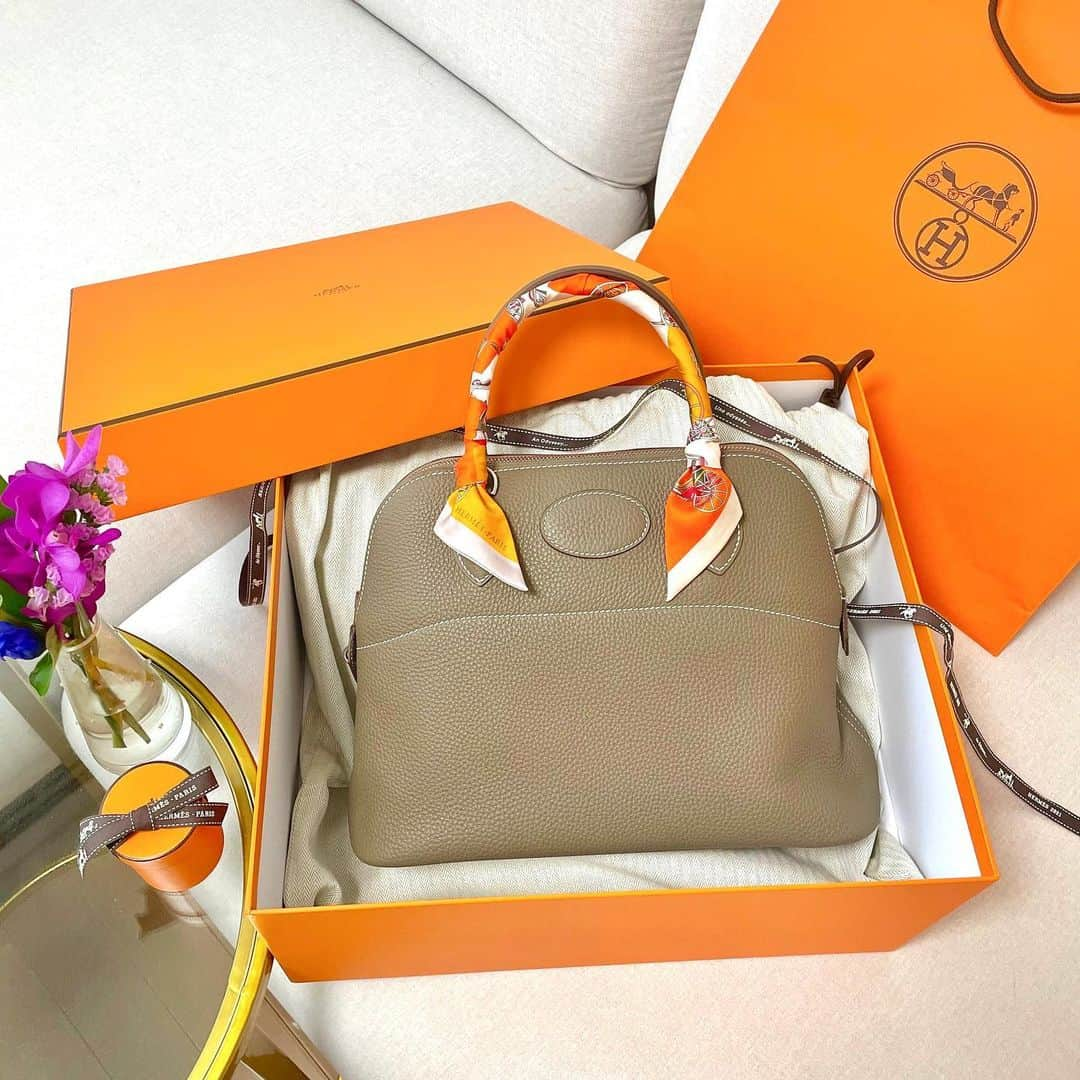 加藤瑠美さんのインスタグラム写真 - (加藤瑠美Instagram)「🐴🍊🧡 HERMES Bolide31 Etoupe Taurillon Clemence👜  今月お誕生日を迎えるので、 夫から早めのお誕生日プレゼント🎁 息子のお散歩ついでにふらっと入ったら なんと店頭に並んでいました😳  今後子供の行事とかでも使えそうなボリード✨ 家族が増えて色々生活が変わった私にぴったりで 本当に嬉しすぎる👜🧡 このバッグが似合う女性になりたい…🥺 長く大切に使おう✨  #birthday#birthdaypresent#birthdaygift#hermes#bolide31#bolide#shopping#mybirthday#Etoupe#ボリード#ボリード31#エルメス#エトゥープ#誕生日#バースデー#誕生日プレゼント」7月4日 17時29分 - katorubi