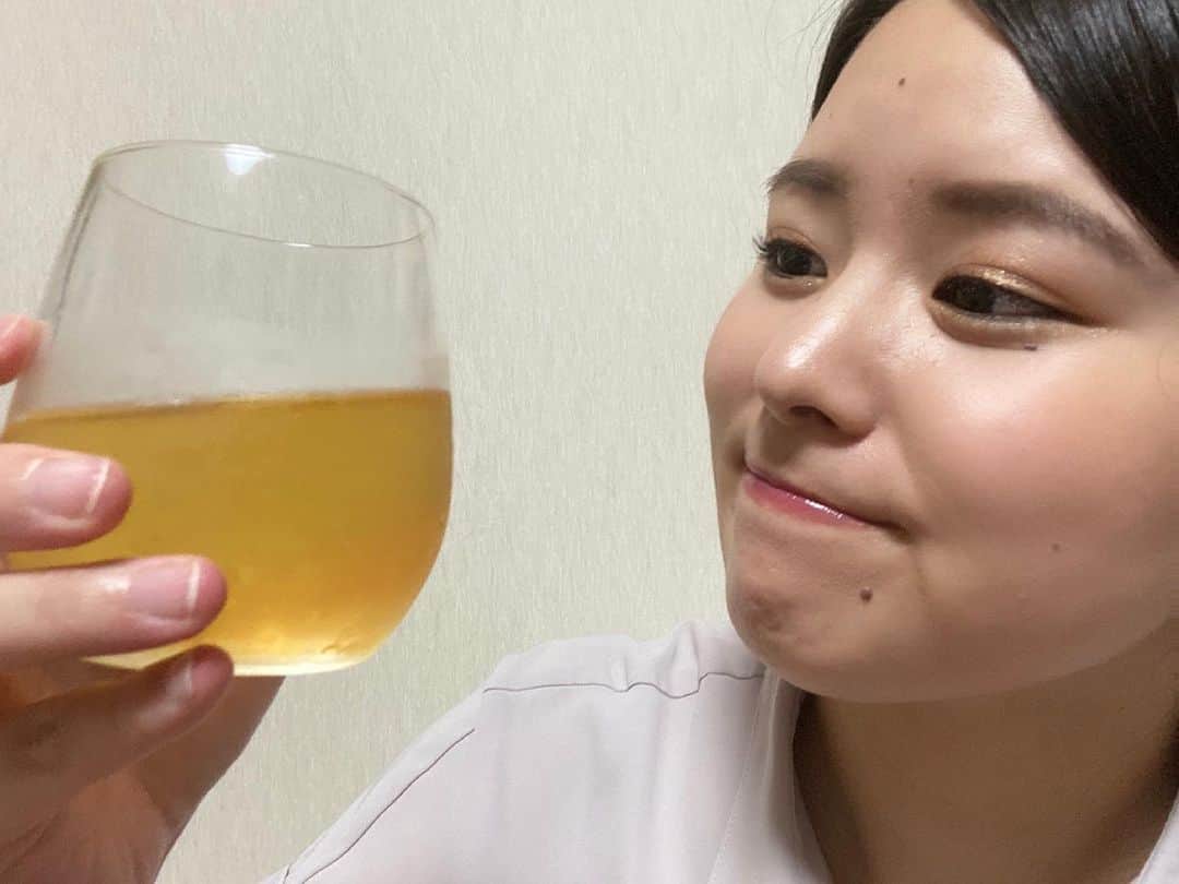 宮本佳奈のインスタグラム：「＊ ＊ 先日、 2018年入社の同期で オンライン飲み会をしました🍻 ＊  県外で頑張っている仲間もいて 久しぶりの同期会。 ＊  とっても楽しみで、 宮崎の白ワインを片手に ちょっぴりフライング🤣✨ ＊  笑いが絶えず あっという間に4時間ほど経過🌻 ＊  同期といる時間は、 パワースポットにいるような 前向きな気分になれる大切な時間です🌱 ＊  元気をチャージしたので 明日からの仕事も頑張ります💪 ＊ ＊  さて、明日5日(月)は 「スイッチ♪音Time」を担当します❣️ ＊  メッセージテーマは 「私のパワースポット」です💓 ＊  元気が出る場所、 元気になれるメンバーなど パワーチャージできる〇〇を 教えてください😊 ＊  場所に限らず グッズなども大歓迎です❣️ ＊  ＊ 週の始まり、 「おはよう！ニュースキャッチ」から 「スイッチ♪音Time」まで お付き合いいただけると嬉しいです🌻 ＊  #アナウンサー #radio #宮崎 #同期 #オンライン飲み会 #🍻 #白ワイン #宮崎ワイン #お気に入り #パワースポット」