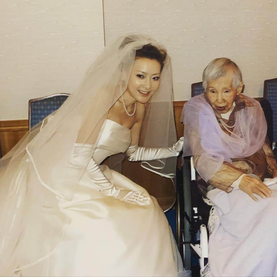 西川史子さんのインスタグラム写真 - (西川史子Instagram)「1番ぐっときたのが、祖母との写真でした。 お式に出てくれて、きれいよと言ってくれてから すぐ亡くなりました。 毎日急いで生きてますが、たまには思い出に触れて、 周りの人を大切にしようと 改めて思います🥰」7月4日 18時02分 - dr.ayako_nishikawa