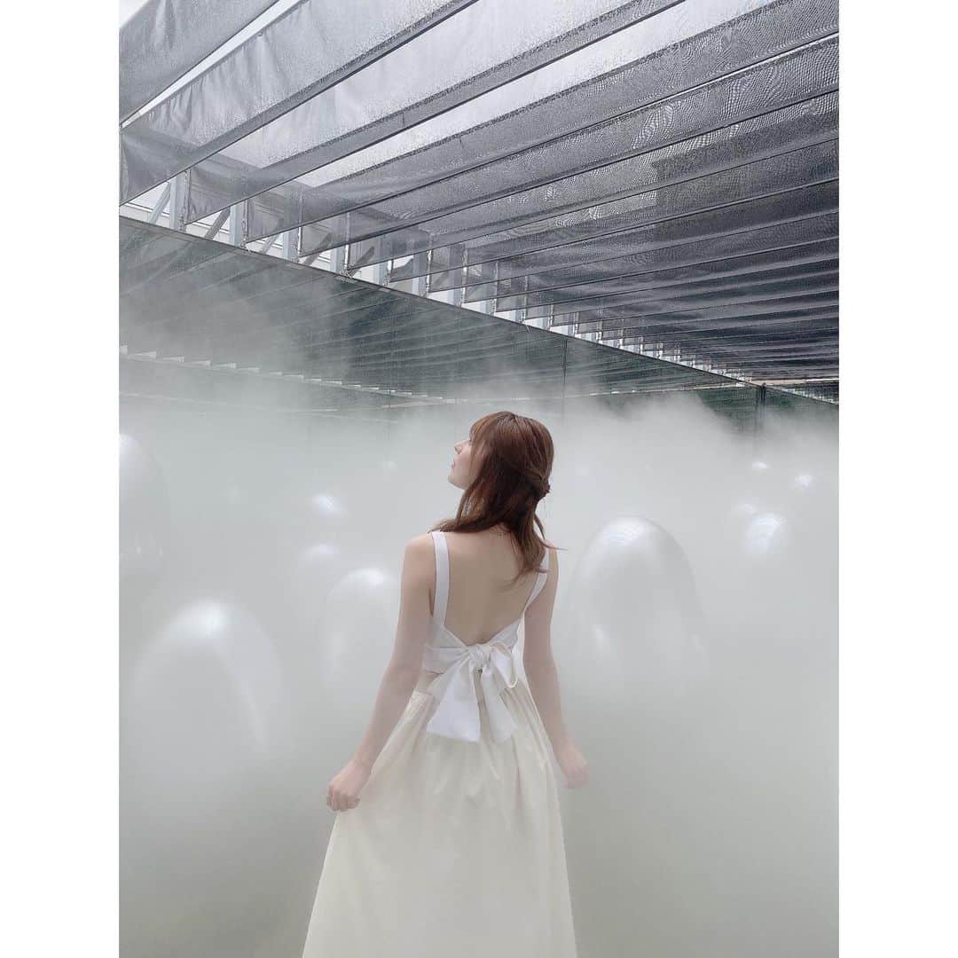 堀尾実咲のインスタグラム：「幻想的なお写真が撮れる このエリアは  呼応する小宇宙の苔庭🌱  えいって押して倒すと 美しい音色が響く まるいたまごちゃん🥚 ころんとしててかわいかった☺️  @teamlab  @teamlab.planets   #teamlab #teamlabplanets #floatingflowergarden #flowers #toyosu #portrait #whitecode #darich #drwcys #チームラボ #チームラボプラネッツ #チームラボプラネッツ豊洲 #豊洲 #お花 #蘭 #アート #ミュージアム #ホワイトコーデ #ダーリッチ #ドロシーズ #映えスポット #映え #フォトジェニック #フォトジェニックスポット」