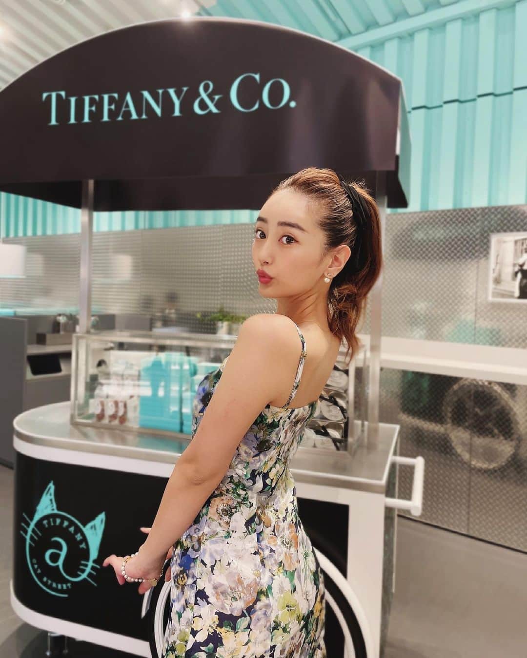 のインスタグラム：「📍Tiffany cafe💙☕️ .  LA CARMEのワンピを着て👗🤍 @lacarme_official  ボディーラインが綺麗に見えるデザインのワンピースで歩く度にスカートがひらひら♡ これからの季節にぴったり🖤🖤🖤  カラーはBlueとPink💙💗 わたしが着ているのがBlue🦋  プレゼントみたいにラッピングされて開ける瞬間からかわいいが詰まってる🥺🥺   @missrey さんのこだわりの詰まった素敵すぎる１着👗🤍  #ラカルメ#lacarme#カルメ#春夏ワンピ1枚で主役級ワンピ#2021ss」