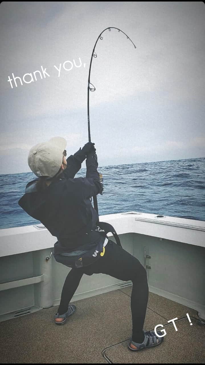 高本采実のインスタグラム：「.  🎣 久しぶりのＧＴ釣行！ 投げて投げて投げまくり！  そうしてようやく、 なんとＧＴ４キャッチしました🥺✨  筋トレしててよかった！！  まだまだ課題山積みですが 次はサイズアップ狙って釣れますように！🎣💪🏻🤍  海に感謝！ . ⛴ @big_dipper_fukuikenzaburo  . . . #GT #ロウニンアジ #ジャイアントトレバリー #gianttrevally  #gtfishing  #キャスティング #casting #アジ #巨大魚 #水族館 #鯵 #奄美大島 #BIGDIPPER #釣り動画 #ファイト #大物 #大物釣り #魚好き #釣り #釣果 #釣り好き #釣りガール #大物ハンター #ブンブンイメージガール #アングラー #fishinggirl #钓鱼 #高本采実 #あやみん #ayamistagram」