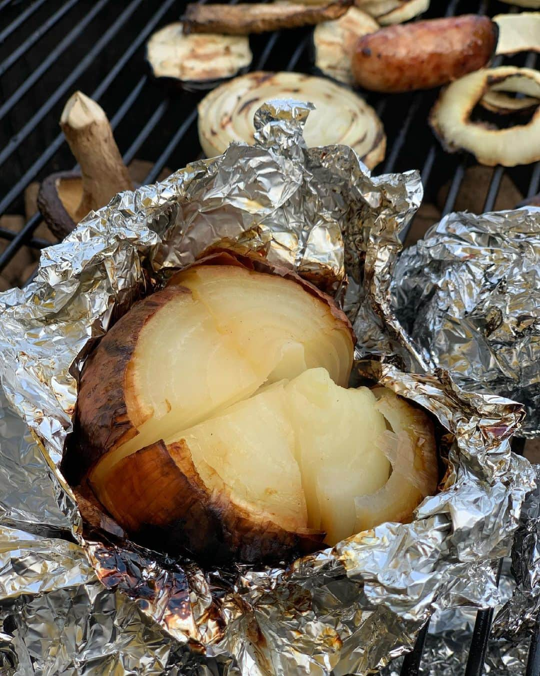 井上麻衣さんのインスタグラム写真 - (井上麻衣Instagram)「グランピングでのディナーはもちろんBBQ🍖  野菜マルシェで新鮮なお野菜を取ってくるところから始まります❤️ 作りたいメニューに合わせて選べるし 自分で取ってきたお野菜は 野菜苦手な子供たちも しっかりとお食べてくれるので嬉しい🙌  調理や段取りがわからない人は フロントで受け取る冊子に 詳しく書いてくれてるから安心☺️  それ見ながら初めてトルティーヤを作ったよ💕💕 すっごくおいしかった✨  他にはジャーマンポテトや丸ごと玉ねぎホイル焼き、焼き芋も🍠  玉ねぎは甘くてデザートみたいでした❤️  グランピングで嬉しいところは、洗い物しなくていいところ。 これは主婦としてかなり助かります😭  使った食器類は洗わずそのままお返しするので 後片付けが本当に楽でした♪♪  . . . . . #grax#granping#camping#kyoto #グラックス#grax京都#grax京都るり渓  #京都#るり渓#京都グランピング#グランピング #キャンプ#家族の日#子供のいる暮らし  #アウトドア#BBQ#BBQフード」7月4日 19時12分 - mai_inoue