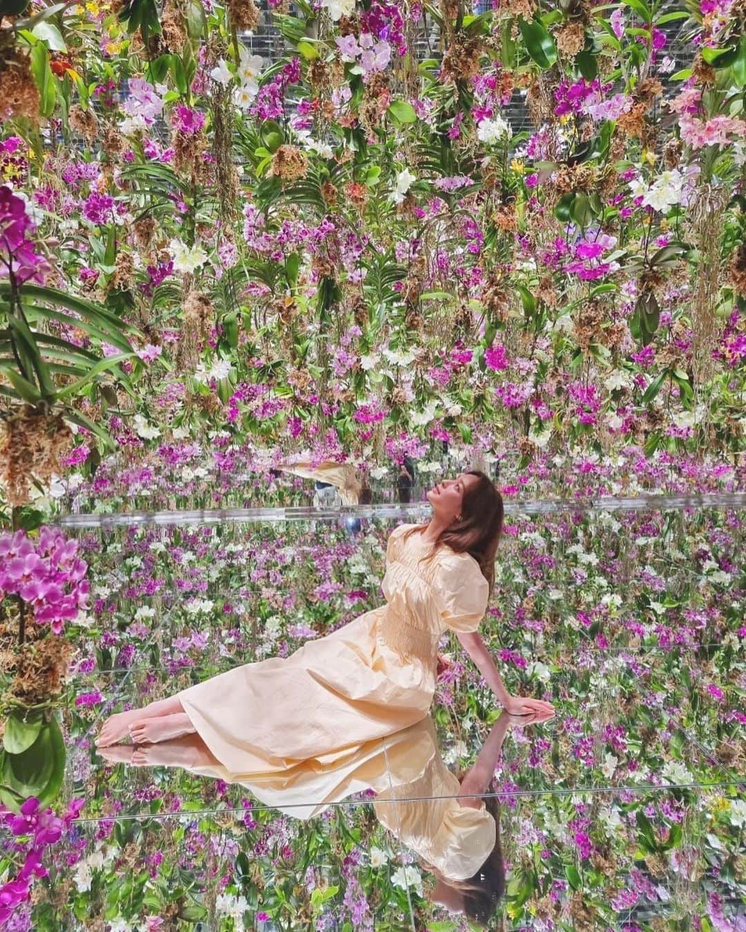 のインスタグラム：「7.2に新しくなって公開されたばかりの @teamlab.planets に行ってきました🌞  生きてる蘭の部屋 心奪われる美しさでした💐  東京にいながらこんなに大規模な 異空間に一瞬で行けるなんて 本当に素晴らしい体験でした👽☄️🪐  私が着てるワンピースは @casa_fline のものだよ👗🛸  ホワイティーなお洋服で行くと 写真に綺麗に映えると思います📸  皆さんも是非🌈」