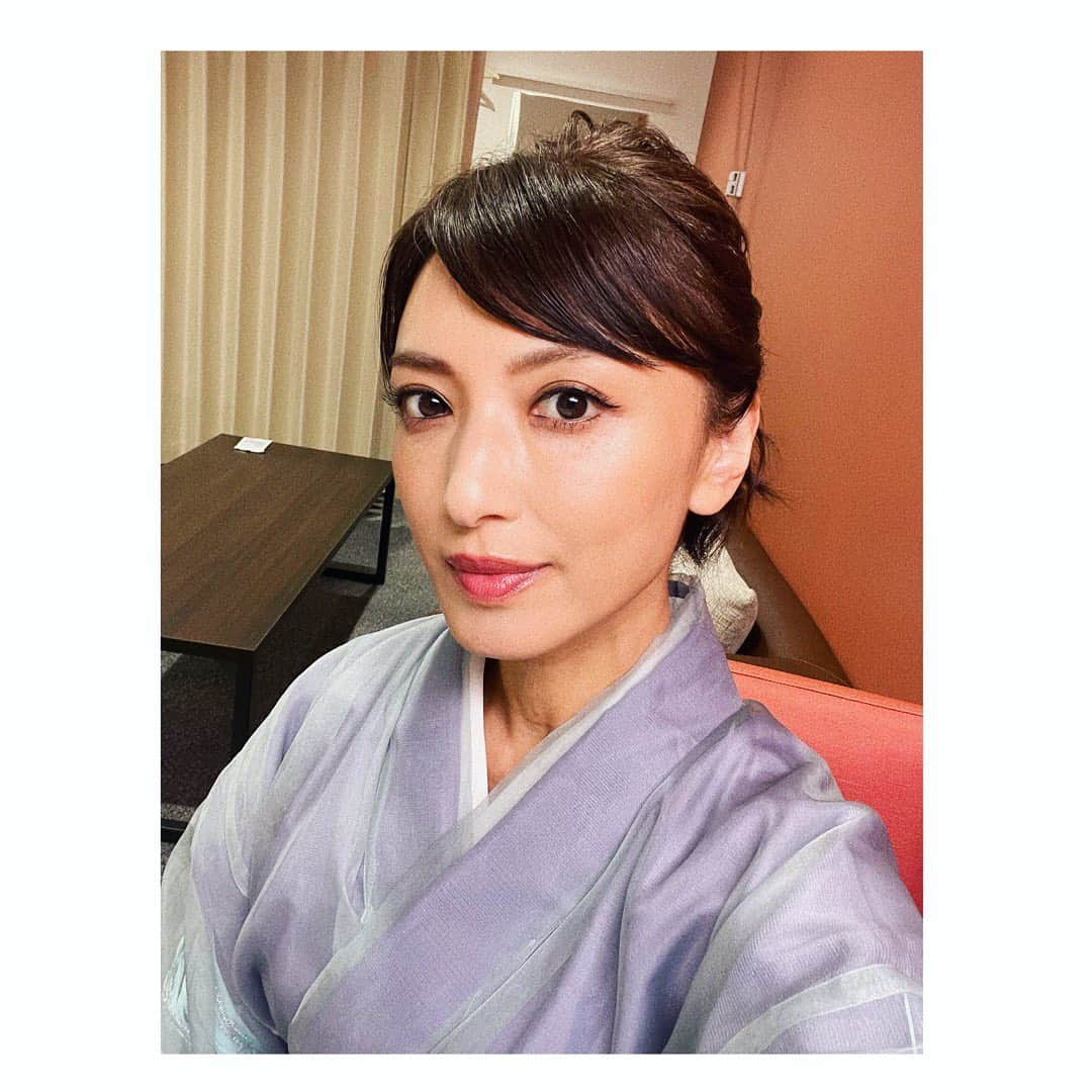 望月理恵さんのインスタグラム写真 - (望月理恵Instagram)「無事、舞台が終わりました。 反省はたくさんありますが、、 貴重な経験をさせて頂き感謝の気持ちで いっぱいです。  娘を守るために奮闘する母、風女を 演じさせて頂きました。 強い母に、、ちゃんと見えたかな。。。  共演者の方々の写真はまた改めて！ 雨の中観に来て下さった皆様、 ありがとうございました❣️ #感謝しかありません #舞台#風の聲」7月4日 19時30分 - mochiee28