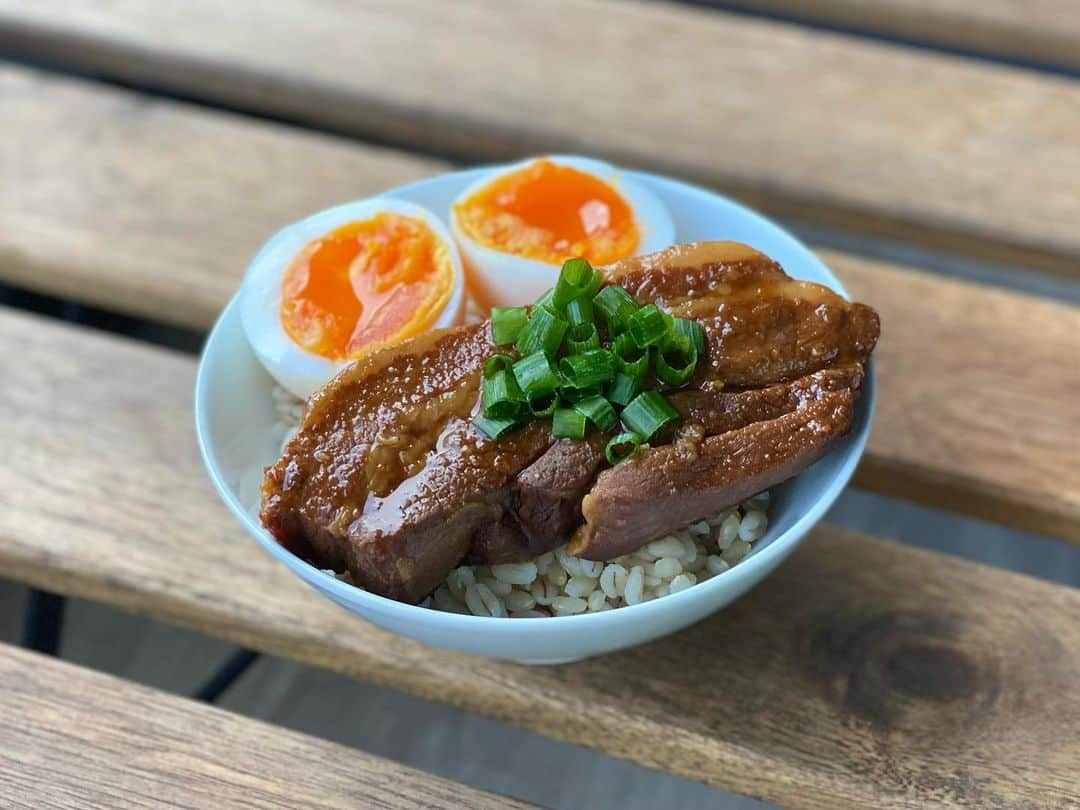 南雲穂波さんのインスタグラム写真 - (南雲穂波Instagram)「久々の角煮丼チャレンジ🐖 今まで作った中で一番美味しくできました〜！🐷 ・ 3PIGのロケでお世話になった お肉屋三代目かんちゃん @sandaime29 のレシピで、盛り付けも3PIG風に☻ パン派南雲、今回角煮作りのために炊飯器を買いました… ・ #角煮丼 #メーテレ #アナウンサー #メーテレアナウンサー #名古屋テレビ #名古屋 #nagoya #南雲穂波 #なぐもくもく」7月4日 19時47分 - honami_nagumo_nbn