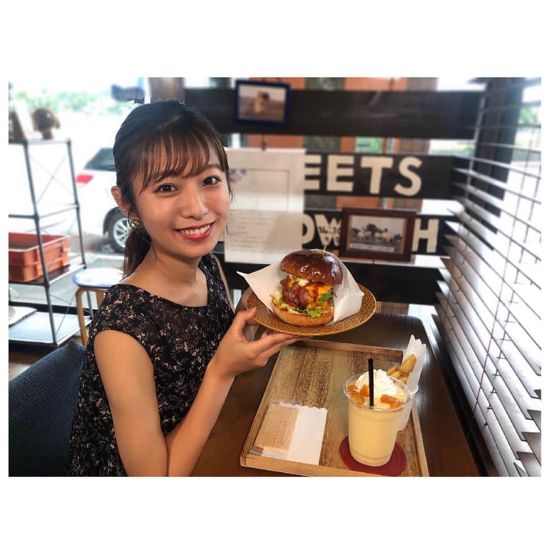 のインスタグラム：「🍔 . 先日取材させてもらった 高松市北浜町の「MUG'S CAFE」さん✨ . 私が食べたのは アボカドベーコンチーズバーガーです！ どれもすごいボリュームですが 美味しくてあっという間に無くなっちゃいました😂 . バンズもパティもやわらかくて 子どもからお年寄りまで 美味しく食べられます👍 . ロケーションも最高なので 行ってみてください🎶 テイクアウトもしています！ . #香川 #高松 #北浜 #ハンバーガー」