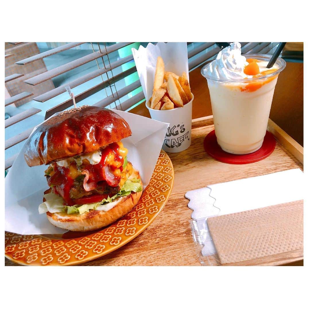 のインスタグラム：「🐶 . ちなみにお店に行くと かわいいマグ店長がお出迎えしてくれますよ〜💕 . 写真のスムージーは 7月限定のマンゴーmixスムージーです🥭 . 7月限定のバーガーは 味噌カツチーズてりたまバーガーとのことで、 さっそく気になっている白戸です😇 . 詳しくは @mugs_kagawa を見てみてください🏃‍♀️ . そしてあすから ニュースパのMCの曜日が変わります！ 私は火曜と水曜の担当になりますので 引き続きご覧ください👀 . また、火曜に私が担当するコーナーで 子どもたちに関する情報を大募集してます👧👦👶 自由研究やイベント、教育 最近学校で流行っていること、困っていること… なんでも構いません！教えて頂けると嬉しいです！ 宜しくお願いします💟」