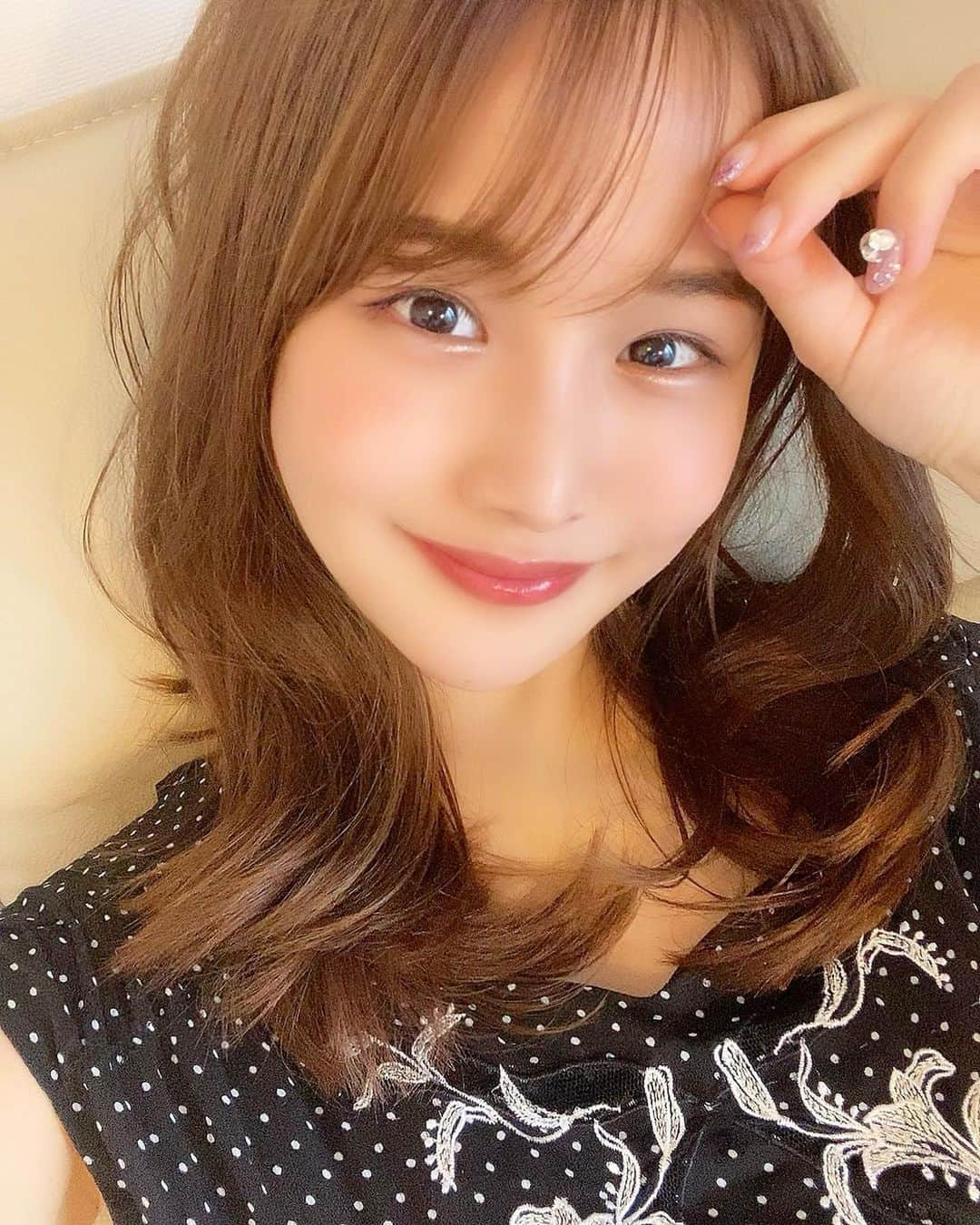 嬉野ゆみさんのインスタグラム写真 - (嬉野ゆみInstagram)「* * こんばんは〜！ 日曜だけど雨で外に出る元気がなかったので、おこもり美容😌☔️ * * ネットで美容法を検索したり、筋トレしたり♫毎日10分筋トレやるってストーリーで宣言したのでギリギリ続けられてます✨😉(みんなに言うのって大事🤣) * * 今日は美容液の紹介です🤍 * * jewel essence【ジュエル エッセンス】💎 * 先ず、名前が可愛い😳❤︎ * 植物由来成分を配合したローズ美容液🌹 * * 2種類の植物細胞エキスと オリーブ葉エキス、ダマスクローズなど * * 32種類の天然由来成分がたっぷり入った美容液🤍 * 箱を開けた瞬間、ピンク色でびっくり！ボトルもロゴもリッチで可愛い💕 つけてみると、うっすらピンクで、 つけた瞬間ダマスクローズの香りがふわっと 自然でとっても良い匂いです🥺🌹 * * つけた感触は、とろみのある美容液だからベタつくかな〜><と思ったけど、 すぐに浸透して伸ばすとサラサラに💕 夜にたっぷり塗ってから寝ると、保湿がされてすごい！ 手持ちのスキンケア用品にプラスしてあげてOK🙆‍♀️✨夏は意外と肌が乾燥してしまうので、この時期の保湿にぴったりかも、！ 時間がない時はこれ1本でOKみたいです✨ * * 私が普段使ってるゼオスキンは乾燥することも多いので、夜にプラスして使ってみました♫敏感肌ですが、刺激はなかったです😌 * * 雑誌のvivi、オトナミューズにも掲載されていて、エイジングケアにぴったりの本格美容液💎 * * 明日7/5から公式サイトで発売されるそうです✨ 美容液をもらって嬉しくない女性はいない！！と思うので、プレゼント🎁💝にも良いと思います😉 * * リンクはこちら。 https://earth-crowds.jp/gradis/ * * ここからだと飛べないので、ストーリーに載せました🔼 商品への質問は、タグ付けしている公式アカウントへお願いします✨🥰 * * 明日から月曜日♫梅雨の時期はちょっと気合いが必要です☔️✨✨🥺今日は早めに休みましょう〜💕 * パワーチャージ✨ * * * * #jewelwessence #ジュエルエッセンス #おこもり美容 #美容液 #保湿ケア #アンチエイジング #プレゼントにおすすめ #美容好きな人と繋がりたい #低刺激美容液 #スキンケア #スキンケア紹介 #スキンケア用品  #ローズ美容液 #アンチエイジング #PR」7月4日 20時02分 - ureshino_chan