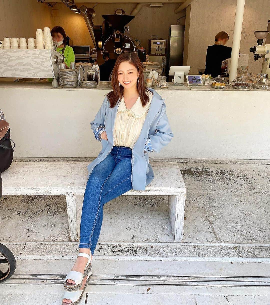 得あゆさんのインスタグラム写真 - (得あゆInstagram)「ソフトクリーム🍦待ちしてる時の。 お店がおしゃれすぎない？！？！ 京都にある @waldenwoodskyoto ってお店です🍦☕️  最後の写真がお店の外観。笑→ ・ ・ ・ ・ ・ ・ ・ ・ ・ ・ ・ ・ ・ ・ #カフェ巡り#ブラウスジャケット#花柄#デニム#イヤリング#大阪ランチ#大阪グルメ#大阪カフェ#京都ランチ#京都グルメ#ブラウス#食べるの大好き#産後ダイエット#子育てママ#ママコーデ#赤ちゃんのいる暮らし#男の子ママ#韓国ファッション#韓国メイク#韓国コスメ#大人可愛い#大人カジュアル#デニムコーデ#デニムパンツ#ママファッション#jacket#blouse#koreanfashion#koreanmakeup」7月4日 20時13分 - tokuayu819