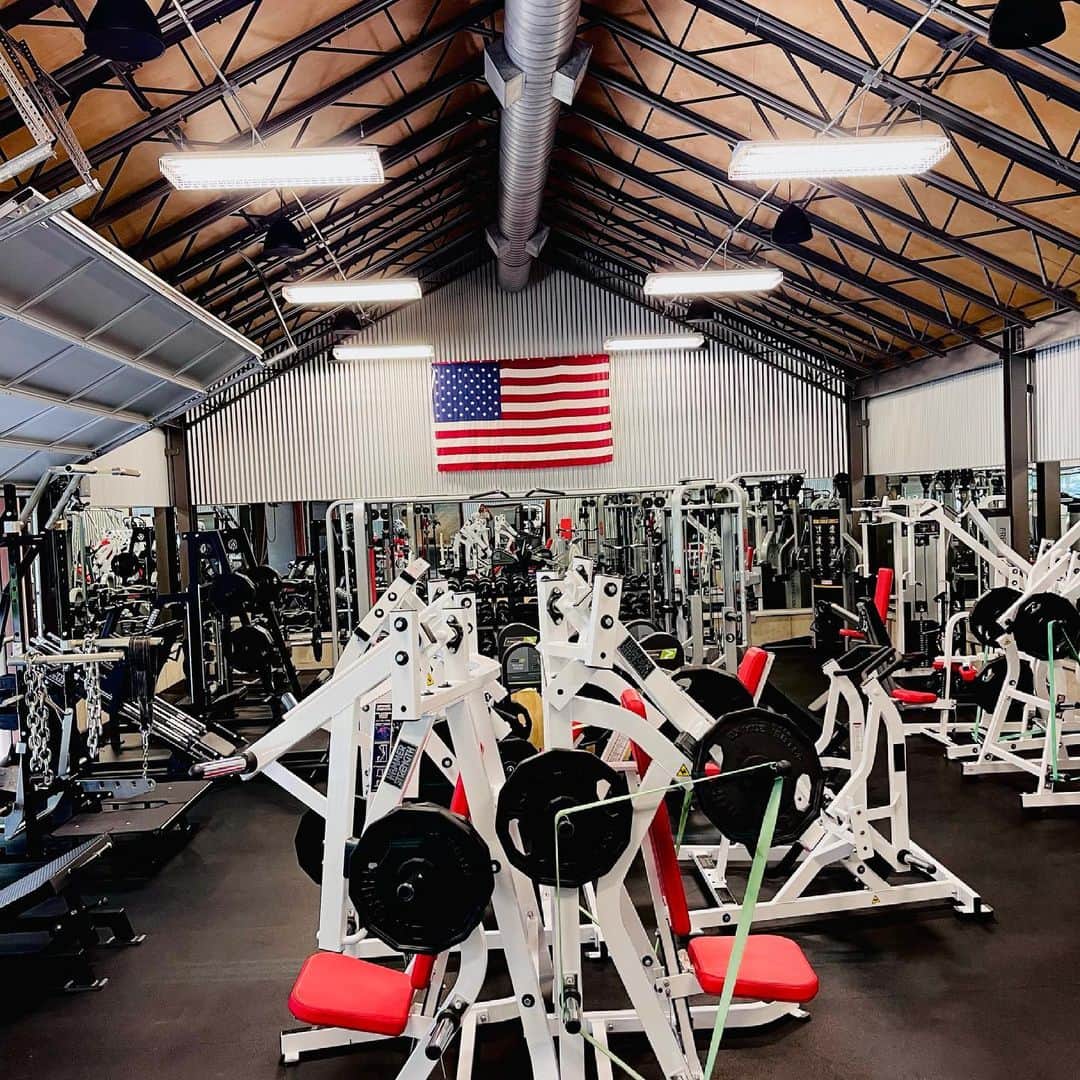 ドウェイン・ジョンソンのインスタグラム：「She’s always with me 🇺🇸 Especially wherever I put in the work 💪🏾 Good to earn some sweat equity today.  Good vibe goin’ Cheers, my friends  #twohandphilosophy  #prideinhername #independenceday」
