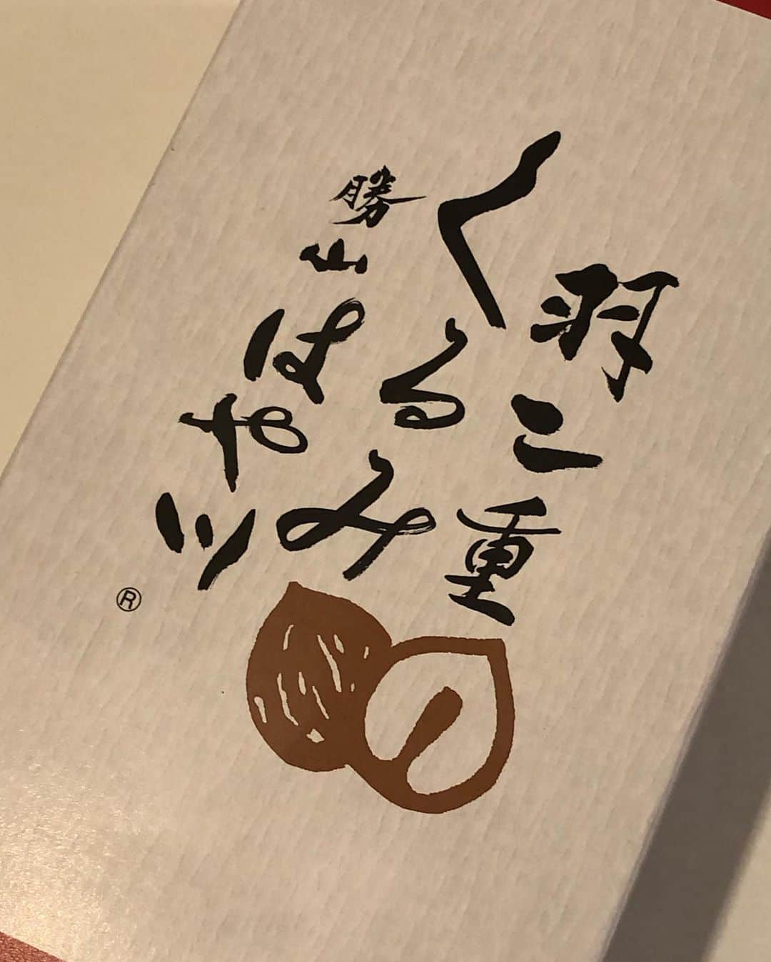 甘糟記子さんのインスタグラム写真 - (甘糟記子Instagram)「土曜日のお弁当(o^^o)  土曜日まで学校ある時は、子供達もヘロヘロ。  大好きなお素麺ランチにしておきました\(//∇//)\  一緒に玉ねぎとにんじんのかき揚げ、オクラ、インゲン、サツマイモの天ぷらです( ^ω^ )  お弁当箱は、ゲーセンですみっこぐらしの2段(いちお保冷なのかな？)のお弁当を見つけて、ヤフオクでポチりました（笑） だってゲーセンでは絶対自分で取れないもん（笑）  割と中身もしっかり入る感じで、普段にはまだ大きすぎるけど今回はいい感じで素麺に使えました(≧∀≦)  そして学校から帰ってきてからは、マルタから帰ってきたお友達の隔離生活が終わったので浅草へ会いに\(//∇//)\  可愛い女子達(๑>◡<๑)  3時半から夕飯を食べて、帰りにユニクロで買い物。  お揃いの服買いました(o^^o)  最後の一枚は家に戻ったら取り寄せてたお菓子が届いた！  みんなからオススメされた、はや川の羽二重くるみ！  りなちゃんにもらった羽二重餅とはまた少し違って、厚みもあるし、サンドしてある感じなのかな？生地が三層になってて、もっちり感がしっかりしてます。  子供達はいつもの薄い感じが好きみたいだけど、私はこちらも美味しかったです\(//∇//)\  もちもちしてるお菓子ってなんかハマるよね（笑）  #甘糟ご飯#ご飯#昼ごはん#ランチ#ランチボックス#弁当#曲げわっぱ#わっぱ弁当 #bento#lunch#lunchbox#素麺ランチ#素麺#天ぷら#息子殿姫#姫#息子殿#仲良し#ユニクロ#羽二重くるみ」7月5日 5時58分 - norihey924