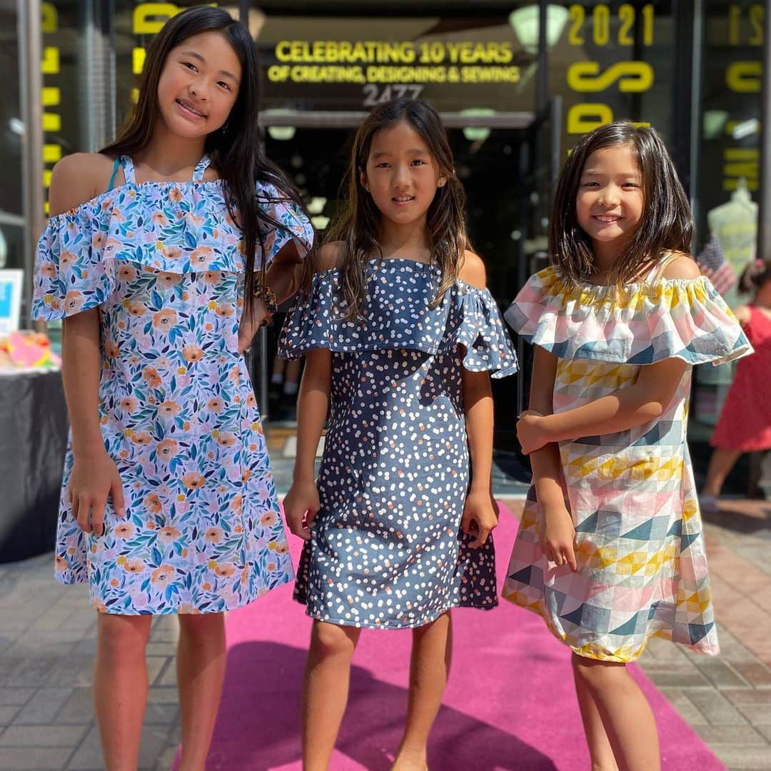 のインスタグラム：「Fashion Show🥳💜💜💜 いとこと一緒にsewing（裁縫）クラスに通ったリア💜 私は全く裁縫🪡やら教えてあげられないけど、リアが興味あるクラスへ。 自分たちで作ったドレスにトップス、バッグなどを持って最終日にはキッズファッションショー💜 ３枚目の動画では、おチビが乱入したりとハプニングありでしたが😂 本当に可愛かった💜💜💜 母ちゃんに似てシャイなのによく頑張った🤪✌️  新しいお友達も出来たし、とっても優しい先生で子供たち大満足！」