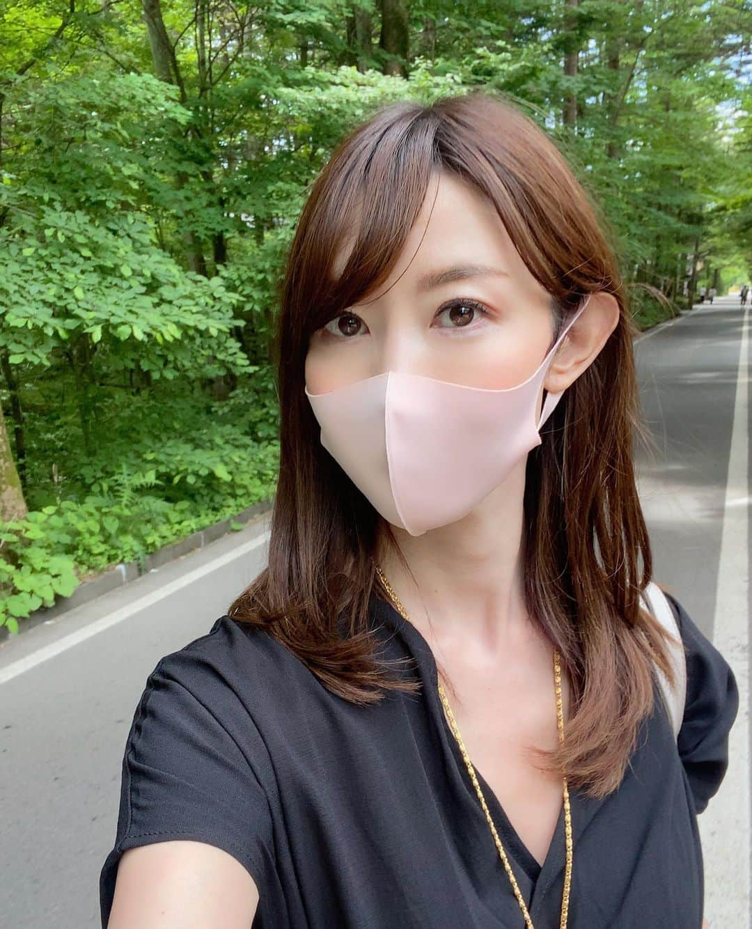 渋谷恭子さんのインスタグラム写真 - (渋谷恭子Instagram)「おはようございます😊  先月の軽井沢、マスクしてても空気が美味しいって感じたよ！ 色や形、どんなのが自分に似合うのか？？ 色んなタイプをお試ししてる✨✨  #軽井沢 #散策 #軽井沢町 #長野 #長野県 #森林浴 #マスク #マスク着用 #ママ #ママライフ #アラフィフ」7月5日 6時52分 - kyoko.86