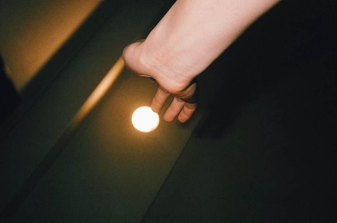 藤井夏恋さんのインスタグラム写真 - (藤井夏恋Instagram)「film photo.  お月様に触れているみたい。 （お家の電球です）」7月4日 22時20分 - fujiikaren_official