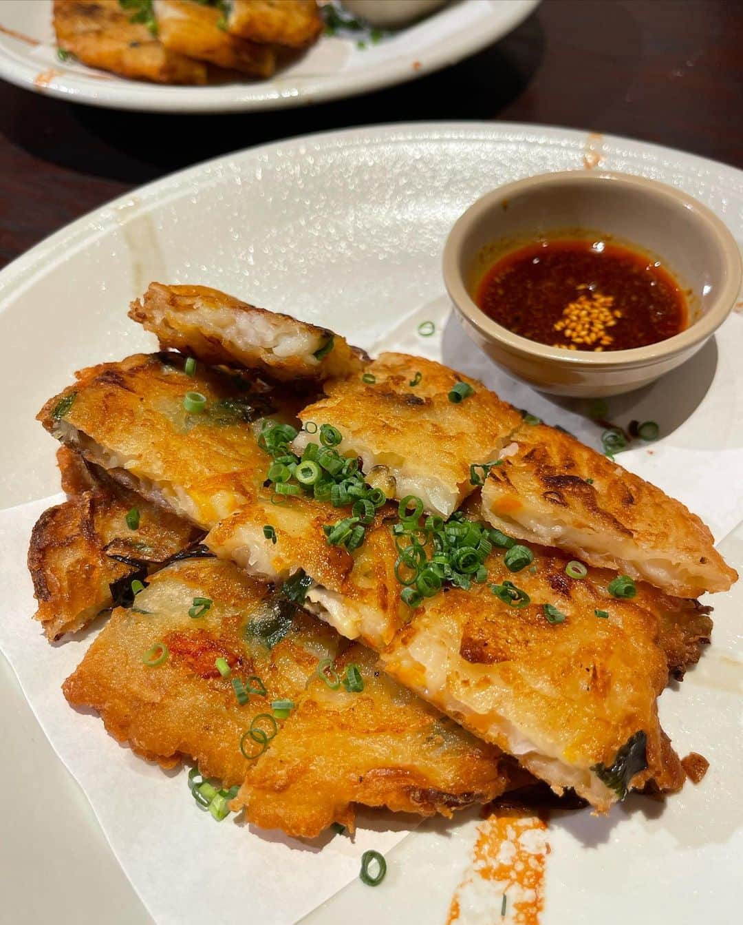 真優川咲さんのインスタグラム写真 - (真優川咲Instagram)「#🐖#🇰🇷#🥢#🥓#🥘#🎂 ✨ あれ？最近食べ物の投稿ばかりじゃない？🙃💕 気のせいじゃない？😝 ( '༥' )ŧ‹”ŧ‹” ❤️‍🔥  #千葉 へ #撮影旅行 📸兼、BD旅行♨️した時に✨🚘 めめ🍓の#お誕生日お祝い をしに訪れた #韓国料理屋 #浜韓 さん🥢✨ 【 @hamakan_chiba 】にてパチリ👩‍👩‍👧‍👧📸❤️‍🔥✨  何を食べても全部美味しくて💯 店員さんも暖かくて🎂👏🎵  とても楽しく幸せな時間を過ごせました💕  店員さんがあげあげ⤴︎でBDソングを歌いながら デザートプレート🧁🍨🍮を持ってきてくれた時は みんなで爆笑しながら大はしゃぎしました🥳😝🎶  素敵なBD演出ありがとうございました💖❤️‍🔥 またみんなで行きたいな〜🥰🇰🇷🎶✨  めめ🍓たん改めておめでとう🎈🎉😘 #女子会 #グルメ女子 #千葉居酒屋 #千葉韓国 #食いしん坊女子 千葉グルメ #千葉駅グルメ #咲グルメ💋」7月4日 22時13分 - saki_411