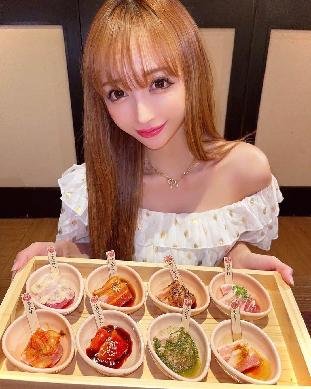 真優川咲さんのインスタグラム写真 - (真優川咲Instagram)「#🐖#🇰🇷#🥢#🥓#🥘#🎂 ✨ あれ？最近食べ物の投稿ばかりじゃない？🙃💕 気のせいじゃない？😝 ( '༥' )ŧ‹”ŧ‹” ❤️‍🔥  #千葉 へ #撮影旅行 📸兼、BD旅行♨️した時に✨🚘 めめ🍓の#お誕生日お祝い をしに訪れた #韓国料理屋 #浜韓 さん🥢✨ 【 @hamakan_chiba 】にてパチリ👩‍👩‍👧‍👧📸❤️‍🔥✨  何を食べても全部美味しくて💯 店員さんも暖かくて🎂👏🎵  とても楽しく幸せな時間を過ごせました💕  店員さんがあげあげ⤴︎でBDソングを歌いながら デザートプレート🧁🍨🍮を持ってきてくれた時は みんなで爆笑しながら大はしゃぎしました🥳😝🎶  素敵なBD演出ありがとうございました💖❤️‍🔥 またみんなで行きたいな〜🥰🇰🇷🎶✨  めめ🍓たん改めておめでとう🎈🎉😘 #女子会 #グルメ女子 #千葉居酒屋 #千葉韓国 #食いしん坊女子 千葉グルメ #千葉駅グルメ #咲グルメ💋」7月4日 22時13分 - saki_411