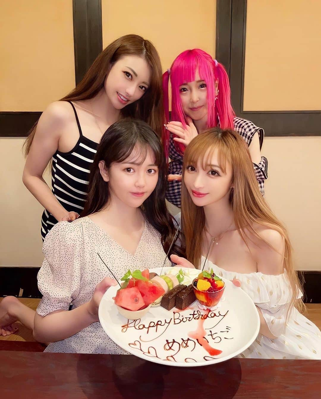 真優川咲さんのインスタグラム写真 - (真優川咲Instagram)「#🐖#🇰🇷#🥢#🥓#🥘#🎂 ✨ あれ？最近食べ物の投稿ばかりじゃない？🙃💕 気のせいじゃない？😝 ( '༥' )ŧ‹”ŧ‹” ❤️‍🔥  #千葉 へ #撮影旅行 📸兼、BD旅行♨️した時に✨🚘 めめ🍓の#お誕生日お祝い をしに訪れた #韓国料理屋 #浜韓 さん🥢✨ 【 @hamakan_chiba 】にてパチリ👩‍👩‍👧‍👧📸❤️‍🔥✨  何を食べても全部美味しくて💯 店員さんも暖かくて🎂👏🎵  とても楽しく幸せな時間を過ごせました💕  店員さんがあげあげ⤴︎でBDソングを歌いながら デザートプレート🧁🍨🍮を持ってきてくれた時は みんなで爆笑しながら大はしゃぎしました🥳😝🎶  素敵なBD演出ありがとうございました💖❤️‍🔥 またみんなで行きたいな〜🥰🇰🇷🎶✨  めめ🍓たん改めておめでとう🎈🎉😘 #女子会 #グルメ女子 #千葉居酒屋 #千葉韓国 #食いしん坊女子 千葉グルメ #千葉駅グルメ #咲グルメ💋」7月4日 22時13分 - saki_411