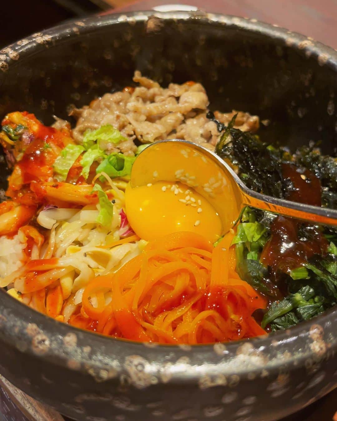 真優川咲さんのインスタグラム写真 - (真優川咲Instagram)「#🐖#🇰🇷#🥢#🥓#🥘#🎂 ✨ あれ？最近食べ物の投稿ばかりじゃない？🙃💕 気のせいじゃない？😝 ( '༥' )ŧ‹”ŧ‹” ❤️‍🔥  #千葉 へ #撮影旅行 📸兼、BD旅行♨️した時に✨🚘 めめ🍓の#お誕生日お祝い をしに訪れた #韓国料理屋 #浜韓 さん🥢✨ 【 @hamakan_chiba 】にてパチリ👩‍👩‍👧‍👧📸❤️‍🔥✨  何を食べても全部美味しくて💯 店員さんも暖かくて🎂👏🎵  とても楽しく幸せな時間を過ごせました💕  店員さんがあげあげ⤴︎でBDソングを歌いながら デザートプレート🧁🍨🍮を持ってきてくれた時は みんなで爆笑しながら大はしゃぎしました🥳😝🎶  素敵なBD演出ありがとうございました💖❤️‍🔥 またみんなで行きたいな〜🥰🇰🇷🎶✨  めめ🍓たん改めておめでとう🎈🎉😘 #女子会 #グルメ女子 #千葉居酒屋 #千葉韓国 #食いしん坊女子 千葉グルメ #千葉駅グルメ #咲グルメ💋」7月4日 22時13分 - saki_411