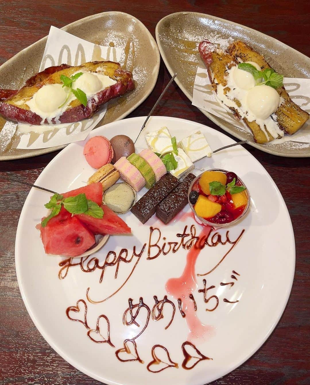 真優川咲さんのインスタグラム写真 - (真優川咲Instagram)「#🐖#🇰🇷#🥢#🥓#🥘#🎂 ✨ あれ？最近食べ物の投稿ばかりじゃない？🙃💕 気のせいじゃない？😝 ( '༥' )ŧ‹”ŧ‹” ❤️‍🔥  #千葉 へ #撮影旅行 📸兼、BD旅行♨️した時に✨🚘 めめ🍓の#お誕生日お祝い をしに訪れた #韓国料理屋 #浜韓 さん🥢✨ 【 @hamakan_chiba 】にてパチリ👩‍👩‍👧‍👧📸❤️‍🔥✨  何を食べても全部美味しくて💯 店員さんも暖かくて🎂👏🎵  とても楽しく幸せな時間を過ごせました💕  店員さんがあげあげ⤴︎でBDソングを歌いながら デザートプレート🧁🍨🍮を持ってきてくれた時は みんなで爆笑しながら大はしゃぎしました🥳😝🎶  素敵なBD演出ありがとうございました💖❤️‍🔥 またみんなで行きたいな〜🥰🇰🇷🎶✨  めめ🍓たん改めておめでとう🎈🎉😘 #女子会 #グルメ女子 #千葉居酒屋 #千葉韓国 #食いしん坊女子 千葉グルメ #千葉駅グルメ #咲グルメ💋」7月4日 22時13分 - saki_411