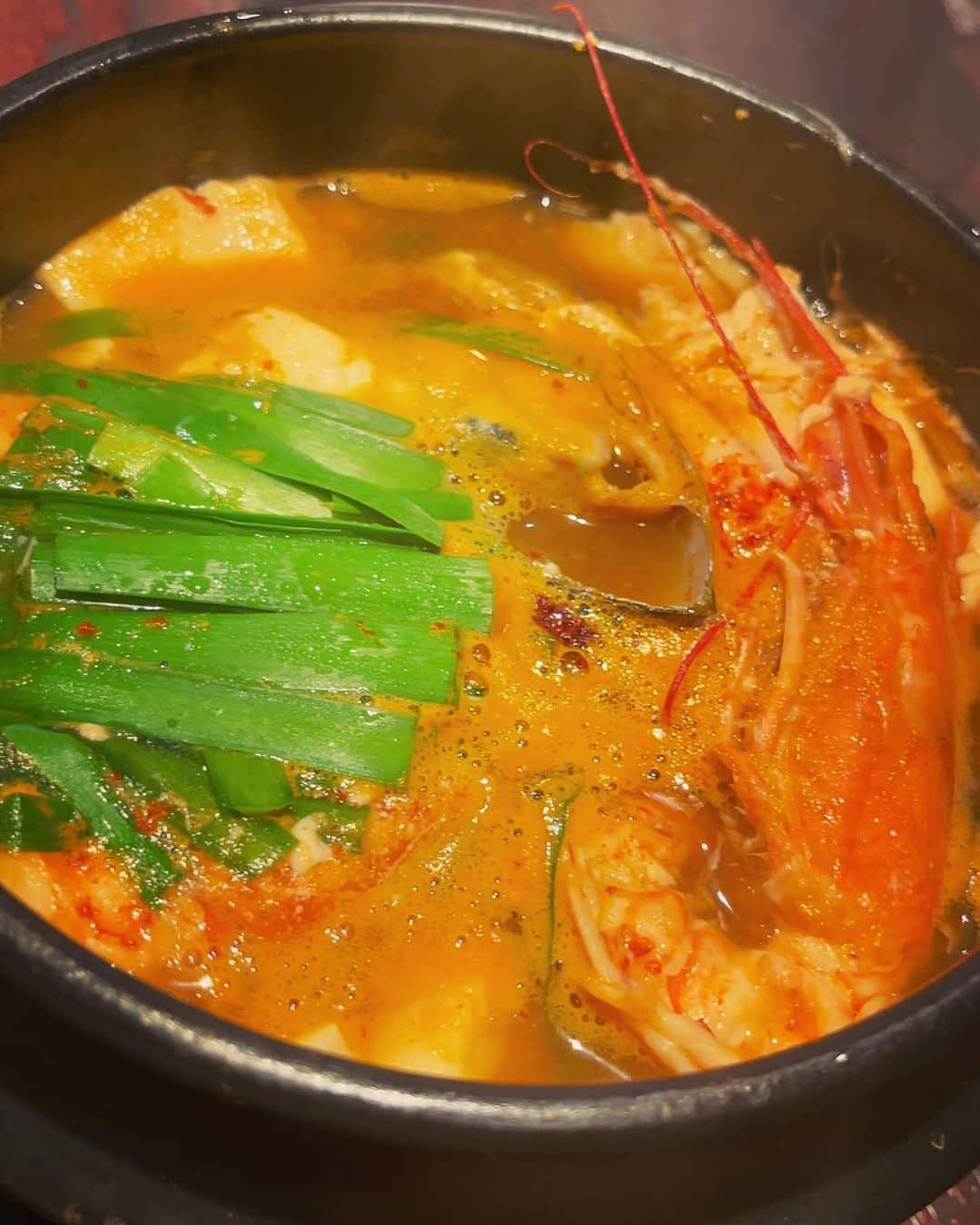 真優川咲さんのインスタグラム写真 - (真優川咲Instagram)「#🐖#🇰🇷#🥢#🥓#🥘#🎂 ✨ あれ？最近食べ物の投稿ばかりじゃない？🙃💕 気のせいじゃない？😝 ( '༥' )ŧ‹”ŧ‹” ❤️‍🔥  #千葉 へ #撮影旅行 📸兼、BD旅行♨️した時に✨🚘 めめ🍓の#お誕生日お祝い をしに訪れた #韓国料理屋 #浜韓 さん🥢✨ 【 @hamakan_chiba 】にてパチリ👩‍👩‍👧‍👧📸❤️‍🔥✨  何を食べても全部美味しくて💯 店員さんも暖かくて🎂👏🎵  とても楽しく幸せな時間を過ごせました💕  店員さんがあげあげ⤴︎でBDソングを歌いながら デザートプレート🧁🍨🍮を持ってきてくれた時は みんなで爆笑しながら大はしゃぎしました🥳😝🎶  素敵なBD演出ありがとうございました💖❤️‍🔥 またみんなで行きたいな〜🥰🇰🇷🎶✨  めめ🍓たん改めておめでとう🎈🎉😘 #女子会 #グルメ女子 #千葉居酒屋 #千葉韓国 #食いしん坊女子 千葉グルメ #千葉駅グルメ #咲グルメ💋」7月4日 22時13分 - saki_411