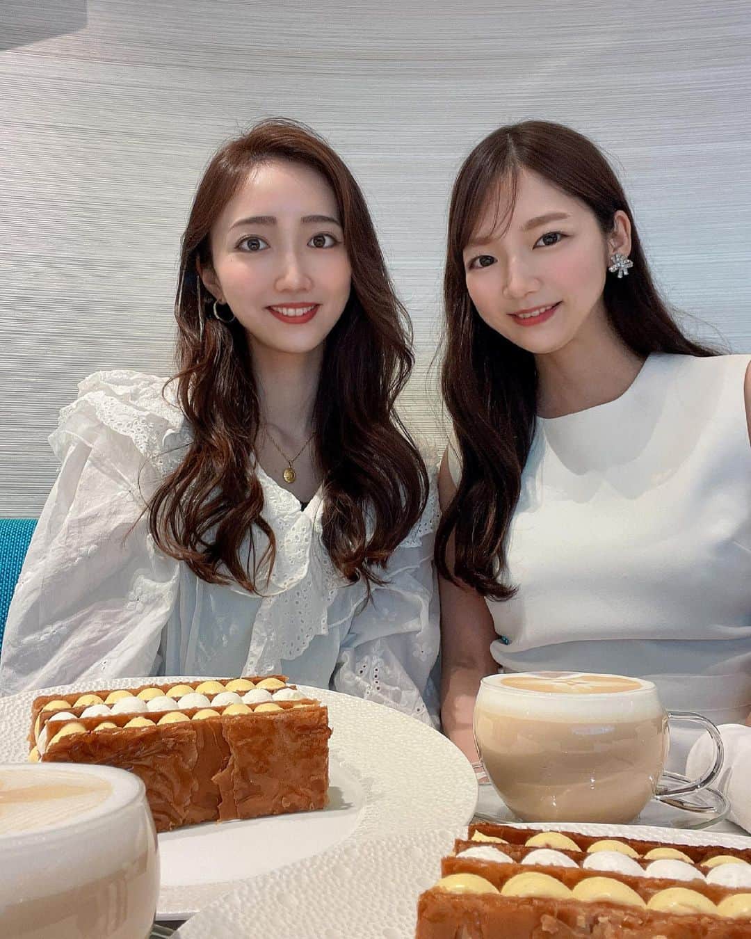 曲渕伊代のインスタグラム：「まゆとLe cafe V💙🤍 雨だったから空いてて並ばず入れた🤞 . #lecafev #louisvuitton #louisvuittoncafe」