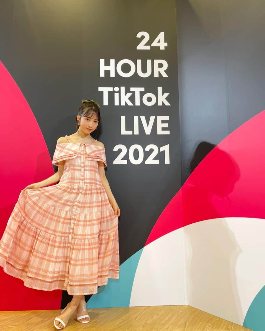 小栗有以さんのインスタグラム写真 - (小栗有以Instagram)「24時間tiktokLIVE🎤❤️‍🔥  MCの時に着用させて頂いた わんぴーす✌🏻 形も色も可愛くてこれからの 夏にぴったりですね〜👒  #ワンピース #24時間tiktoklive  #tiktok」7月4日 22時24分 - yuioguri_1226