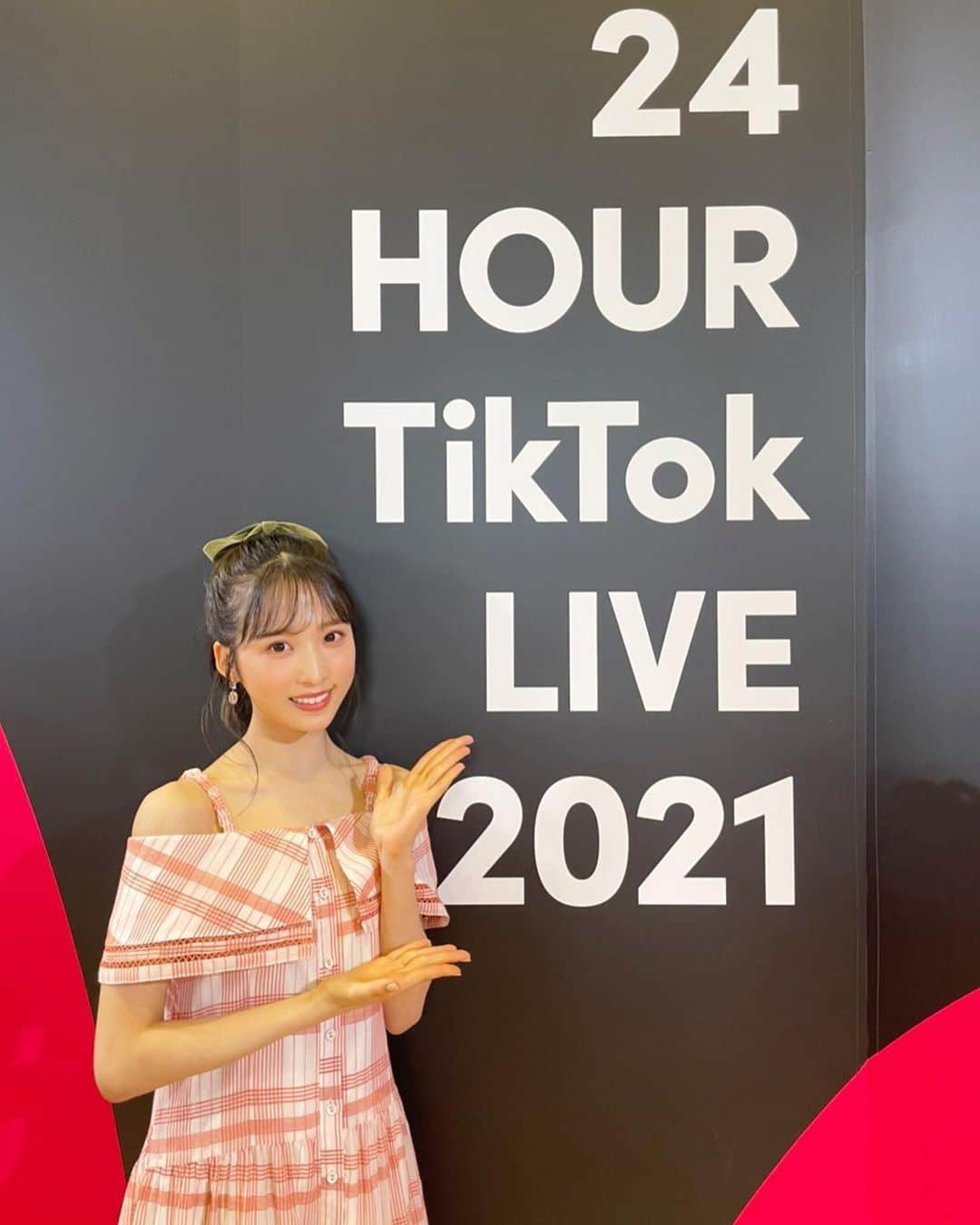 小栗有以さんのインスタグラム写真 - (小栗有以Instagram)「24時間tiktokLIVE🎤❤️‍🔥  MCの時に着用させて頂いた わんぴーす✌🏻 形も色も可愛くてこれからの 夏にぴったりですね〜👒  #ワンピース #24時間tiktoklive  #tiktok」7月4日 22時24分 - yuioguri_1226