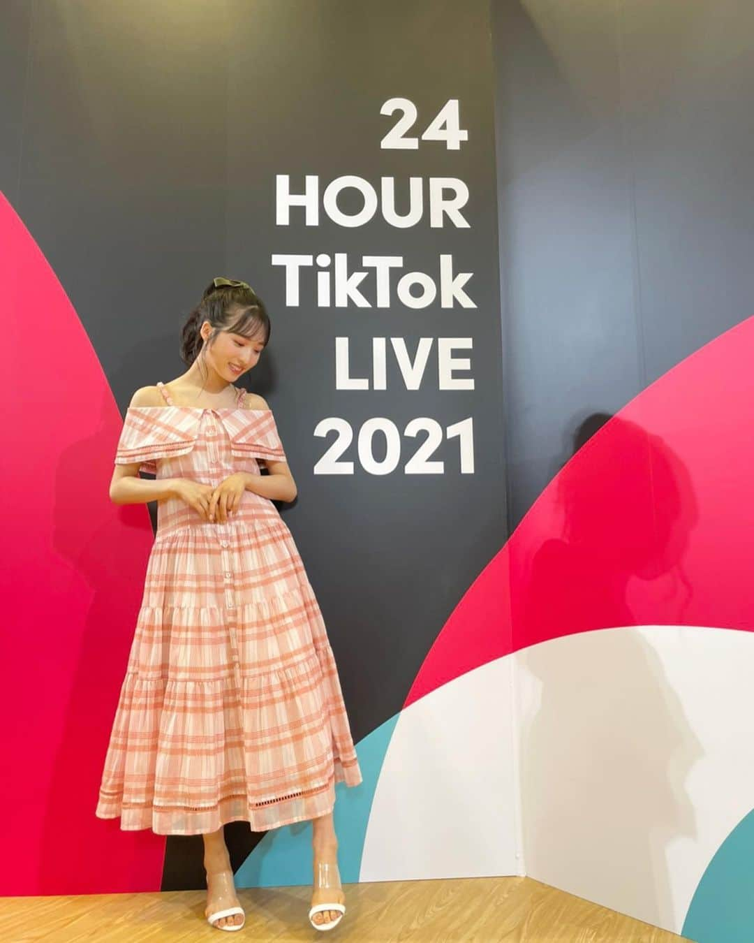 小栗有以さんのインスタグラム写真 - (小栗有以Instagram)「24時間tiktokLIVE🎤❤️‍🔥  MCの時に着用させて頂いた わんぴーす✌🏻 形も色も可愛くてこれからの 夏にぴったりですね〜👒  #ワンピース #24時間tiktoklive  #tiktok」7月4日 22時24分 - yuioguri_1226