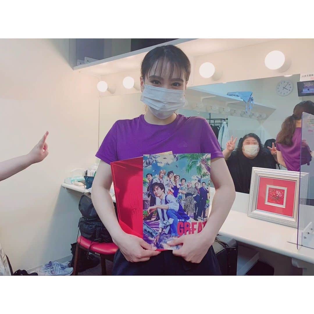 山本千尋のインスタグラム：「音楽劇『GREAT PRETENDER』初日を迎えました！無事故健康を第一に、1日1日を大切に楽しみたいと思います。  #GREATPRETENDER #グレプリ #開幕 #鏡越しにあっちゃんが入ってくれた #あっちゃん大好き」