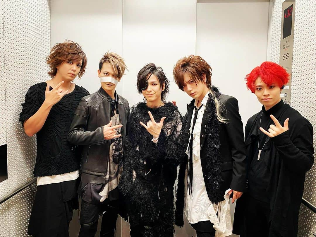 DAIGOさんのインスタグラム写真 - (DAIGOInstagram)「BREAKERZ LIVE 2021 〜漆黒のMilky Way AKIHIDE's BIRTHDAY LIVE〜終了しました！  今日はアキ様の誕生日をお祝いできて最高の漆黒バースデーとなりました！  初の黒服限定ライブ！大成功！！  ライブは最高！  黒服で来てくれて本当に愛おしかった！  アルバム発売ツアーも決定しました！  BREAKERZ 7th Album「WITH YOU」2021.8.25   9/4（土）大阪：梅田CLUB QUATTRO 9/19（日）愛知：名古屋ReNY limited 9/25（土）東京：TSUTAYA O-EAST  どんな世界でも  どんな未来でも  あなたと共に生きていきたい  明るい明日を作っていこう。  是非アルバムを聴いてください！そしてライブで会いましょう！  #BREAKERZ #アキ様誕生日おめでとう！ #WITHYOU #黒服 #最高 #またやりたい  #アラフォー #ビジュアル系」7月4日 23時17分 - daigo_breakerz_