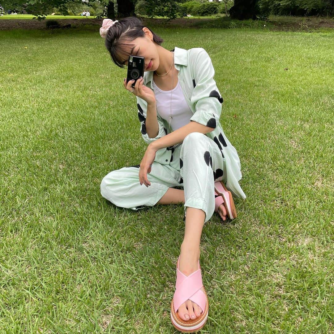 武田玲奈さんのインスタグラム写真 - (武田玲奈Instagram)「芝生すき。  @clergerie #clergerie」7月4日 23時56分 - rena_takeda