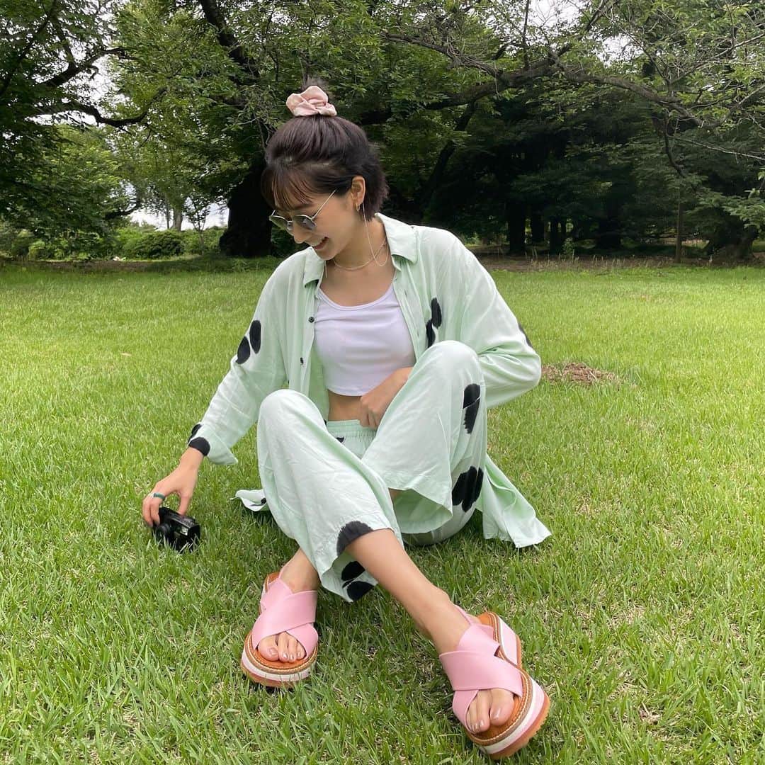 武田玲奈さんのインスタグラム写真 - (武田玲奈Instagram)「芝生すき。  @clergerie #clergerie」7月4日 23時56分 - rena_takeda