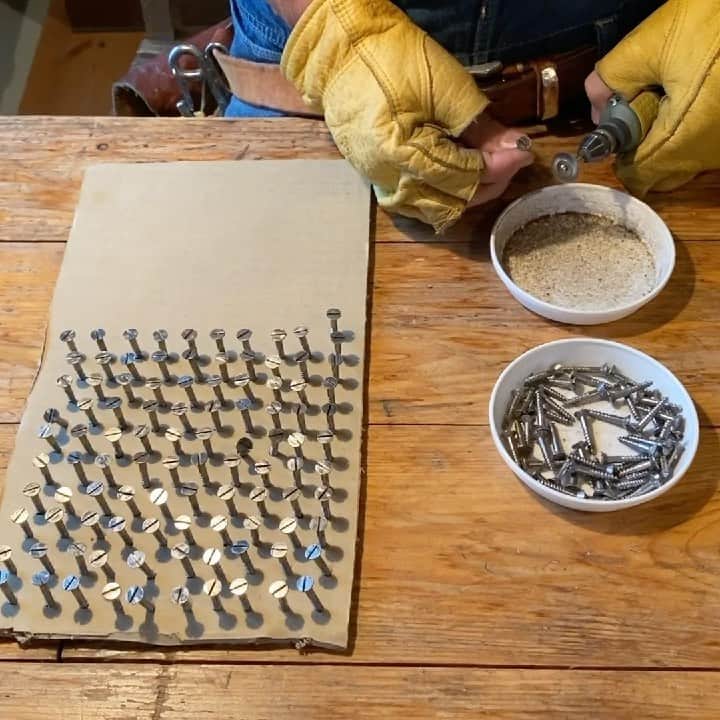 木製ドアの全国通販　ウッドデポのインスタグラム：「昭和の5、60年前に製造された鉄のマイナスビスを一本一本磨きます。 徐々に錆びて参りますので、ご購入後は、いつでも磨き錆止め塗装メンテナンスいたします♫ @wood_depot #マイナスビス #古民家改装 #古民家再生 #町屋改装 #町屋再生 #木製ドア #木のドア #玄関ドア #室内ドア #アンティーク風ドア #ビンテージドア #自宅カフェ #自宅ショップ #カフェ改装 #カスタムドア #ネイルサロン #ネイルサロン改装 #マイホーム計画中 #新築 #店舗 #美容室改装 #リノベ #リノベーション #店舗改装 #クラシックカー #ガレージハウス #ガレージライブ」