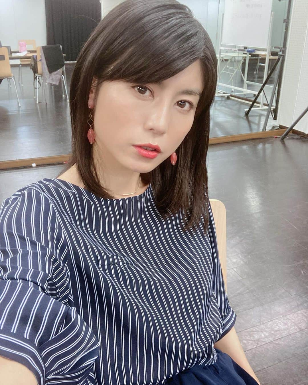 芳野友美さんのインスタグラム写真 - (芳野友美Instagram)「今日は#win5予想動画 と、 #名古屋ビジュアルアーツ #オープンキャンパス のトークショーと、 #行列のできる法律相談所 のご視聴、 それぞれありがとうございましたー♪ 写真はトークショー☺︎ ご参加いただいた皆さまありがとうございました！ 特別講師っぽい感じで とりあえず雰囲気だけは作ってみたよ。 完全に見た目だけ（笑） 私自身が大成功を遂げた俳優でもないし、 私なんかの話で申し訳ない思いでしたが、 メモを取ったり一生懸命話を聞いてくれて、 本当にみんなには頑張って成長してほしいな～って思いました！ そして私も自分の発言に責任を持って頑張らなきゃなってね☆ いつか一緒にお仕事出来たら最高に嬉しいな❤︎ 「行列のできる〜」の話は明日にしまーす♪ 最後にWIN5の予想は見事に！！！ 外れました〜😅 また来週頑張ります♪」7月4日 23時51分 - yumi_yoshino_1980