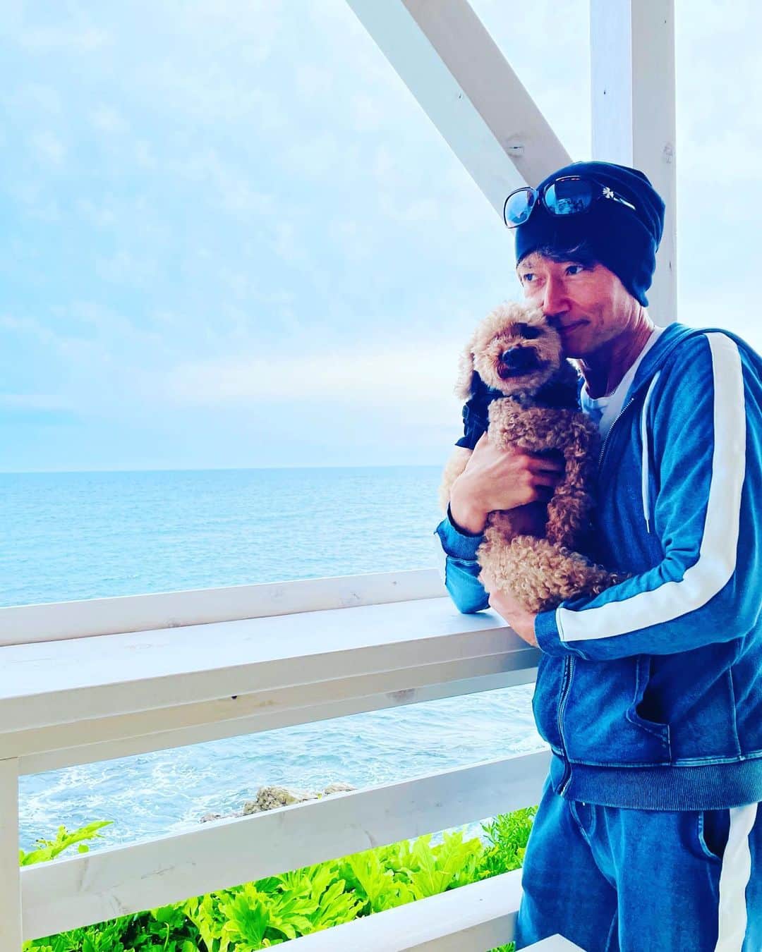 マイケル富岡のインスタグラム：「Happy Happy Birthday Moko♡ 生まれてきてくれた事 家族になってくれた事…ほんとに感謝♡ そんな7月5日…Shohei Ootani sanもバースデー♪ なんて愛でたいんだー♡ Moko & Ootani san ハッピーバースデー♪ あ‼︎ 本日…ヒルナンデス〜♪ 何だか…面白そう♪ 詳しくは言えないくど…笑 観なくちゃ‼︎ 要チェック〜 #お誕生日 #溺愛 #家族 #癒し #happybirthday #love #mybaby #長生きしてほしい #otanisanと同じ誕生日 #秘密基地 #隠れ家 #絶景 #beach #surf #surfing #actor #actorslife #shooting #マイケル富岡 #俳優 #タレント #撮影 #海 #ビーチ #surfershouse #beachhouse #resort #愛犬 #愛犬家」