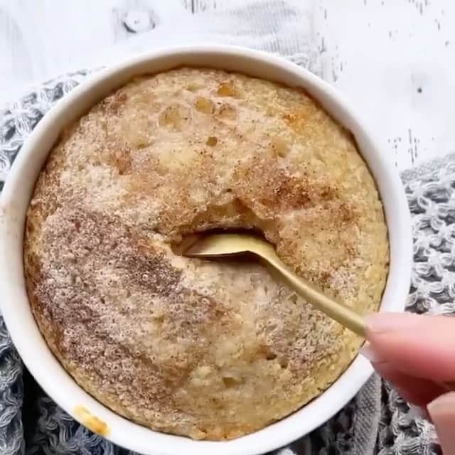 Sharing Healthy Snack Ideasのインスタグラム：「CHURRO BAKED OAT CAKE recipe by @noashealthyeats   serves 1- V, GF, DF, RSF  Ingredients: •40-50g banana  •1/3 cup almond milk/milk of choice •1/2 oats 40g •20g protein (i use @macr0mike salted caramel : Dc code : amb-noa •sweet drops/or maple syrup to taste •1 tsp of baking powder  Filling: •1 large square of Lindt or a truffle /choc ball (or 2 if your feeling extra)  Toppings: •cinnamon •granulated natural sweetener / or coconut sugar  Preheat the oven to 180•c. In a processor blend banana , milk, sweet drops, oats, protein and baking powder until smooth, adjust milk for a cake batter consistency. Place batter into a 13 cm greased baking ramekin /bowl, press your chocolate in slighty just covering it, the closer to the top the better.   Sprinkle over a little cinnamon and a tbs of natvia/ granulated sweetener of choice.  Bake for 20-25 mins. The longer the cakier , i like 25 mins. Enjoy 😍  Macros using a large lindt square: 321 cals F.9.8 C.36.3 P.20.8」