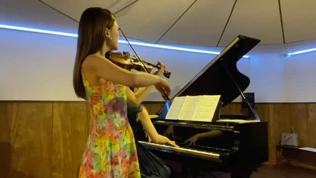 苅谷なつみのインスタグラム：「Violin & Piano  💎〜🎻〜💎〜🎻〜💎〜🎻〜💎  苅谷 なつみ (かりや なつみ)  【演奏会情報】 ※全公演チケットお取り置き、御予約承っております。  🌸でゅおなつみ百花百草コンサート 2021年7月10日(土) 12:30開演 場所　百花百草 出演　なつカルテット MC ￥3,000＋入場料￥500 💁‍♀️く　第3回目となるでゅおなつみは、弦楽四重奏をお届けします！カルテットは個人的に大好きな編成なのでとっても、楽しみです🌸🌿季節の花々ともに1時間強たっぷりお楽しみいただけます✨ 予定曲目　アイネクライネナハトムジーク、花のワルツ他  🌸2021年7月16日(金) 会場　新栄アドリアーナ ピアニスト　近藤聡美 【優先】2020年2月〜5月の第1波の時、チケットとなる写真付きのCDを期間限定でお買い求めくださった方優先のコンサート ("コロナ終息記念コンサート"をやる予定でしたし、8月ごろには実際に開こうとしましたが第2波が来て中止となり今やっと企画をいたしました。なかなか企画ができず遅くなり申し訳ございません。) •このチケットを手に入れられている方は、サイン付きのお送りした写真が無料チケットとなるため、必ずご持参くださいませ。 •この期間限定で購入されていない方はMC(ミュージックチャージ)￥3,500となりますためご了承ください。 •チケットを持っている方優先となるため、お持ちでない方の御予約は仮予約となりますが御予約受け付けております。 💁‍♀️く　時間は、 緊急事態や蔓延防止措置が出てる場合　18:30〜19:30 一応何も出ていない場合　19:30〜20:30 の1時間のコンサートとなります。  🌸2021年8月15日(日) トリオミラ定期演奏会 vol.3 会場　アーク栄サロンホール　 出演　trio mira(川村なつみ、近藤聡美、苅谷なつみ) 予定曲　メンデルスゾーントリオ/ベートーヴェン大公 MC ￥3,500 💁‍♀️く　大好きなメンバーmiraによる、まさかのメントリと大公❣️最高のプログラムとなっています！個人的には今までのミラの演奏会の中でも1番の有名プログラムでもあり、大作であり、いい音になるのではないかなと思っています❣️こちらお盆ですが是非とも！足をお運びいただきたい一押しのコンサートです。トリオミラのコンサートは毎回大好評いただき、かなり人気なコンサートとなってます💎  🌸2021年9月25日(土) 時間　未定(夜) ピアニストとデュオコンサート  🌸2021年10月9日(土) 百花百草コンサート 出演　でゅおなつみ  【YouTube】 アカウント名 : violinなつみ チャンネル登録よろしくお願いします✨  【イチナナlive配信】 配信アカウント名 : 苅谷なつみ_violin お気軽にフォローお願いします✨ 毎日お昼11:30〜13:30によく配信💠 演奏もたっぷりお届けしています🎻💖✨ アーミー限定配信ではガチコンサートをお気軽におうちでお楽しみ頂けます🎻💎  #アー写 #アーティスト写真 #instagood  #ヴァイオリン #バイオリン #violin #ヴァイオリニスト #バイオリニスト  #美女と野獣 #beautyandthebeast  #ピアノ #ヴァイオリン」